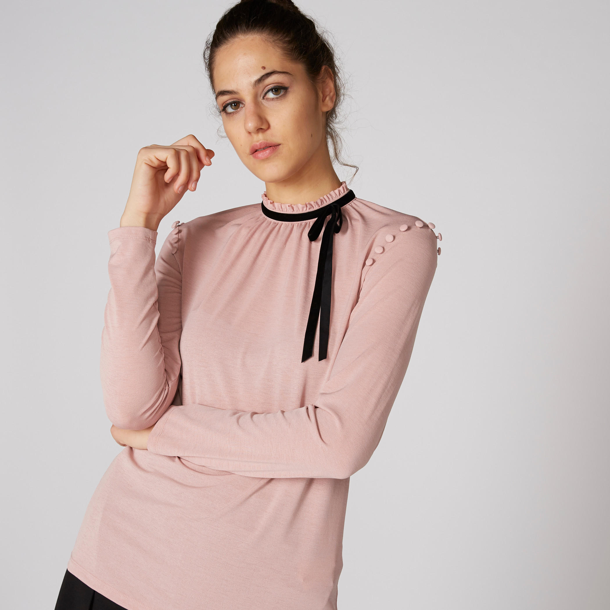 بلوزة بياقة عالية وأكمام طويلة وتفاصيل بوم بوم-women-clothing-shirtsandblouses-blouses-image-3