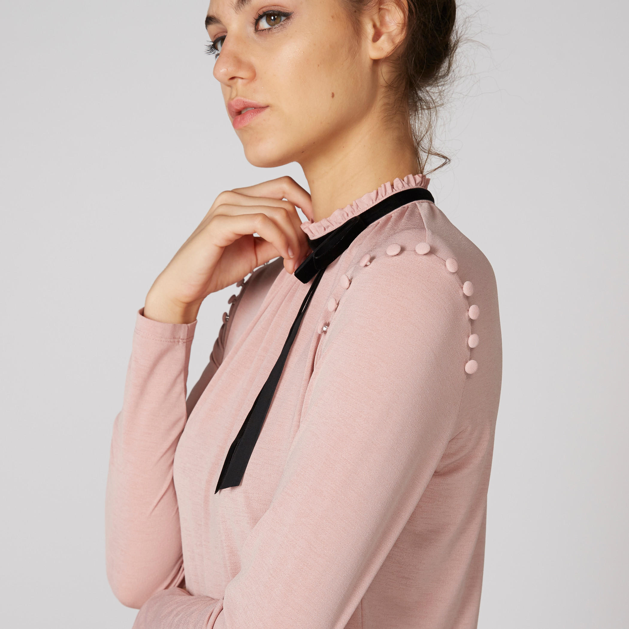 بلوزة بياقة عالية وأكمام طويلة وتفاصيل بوم بوم-women-clothing-shirtsandblouses-blouses-image-4