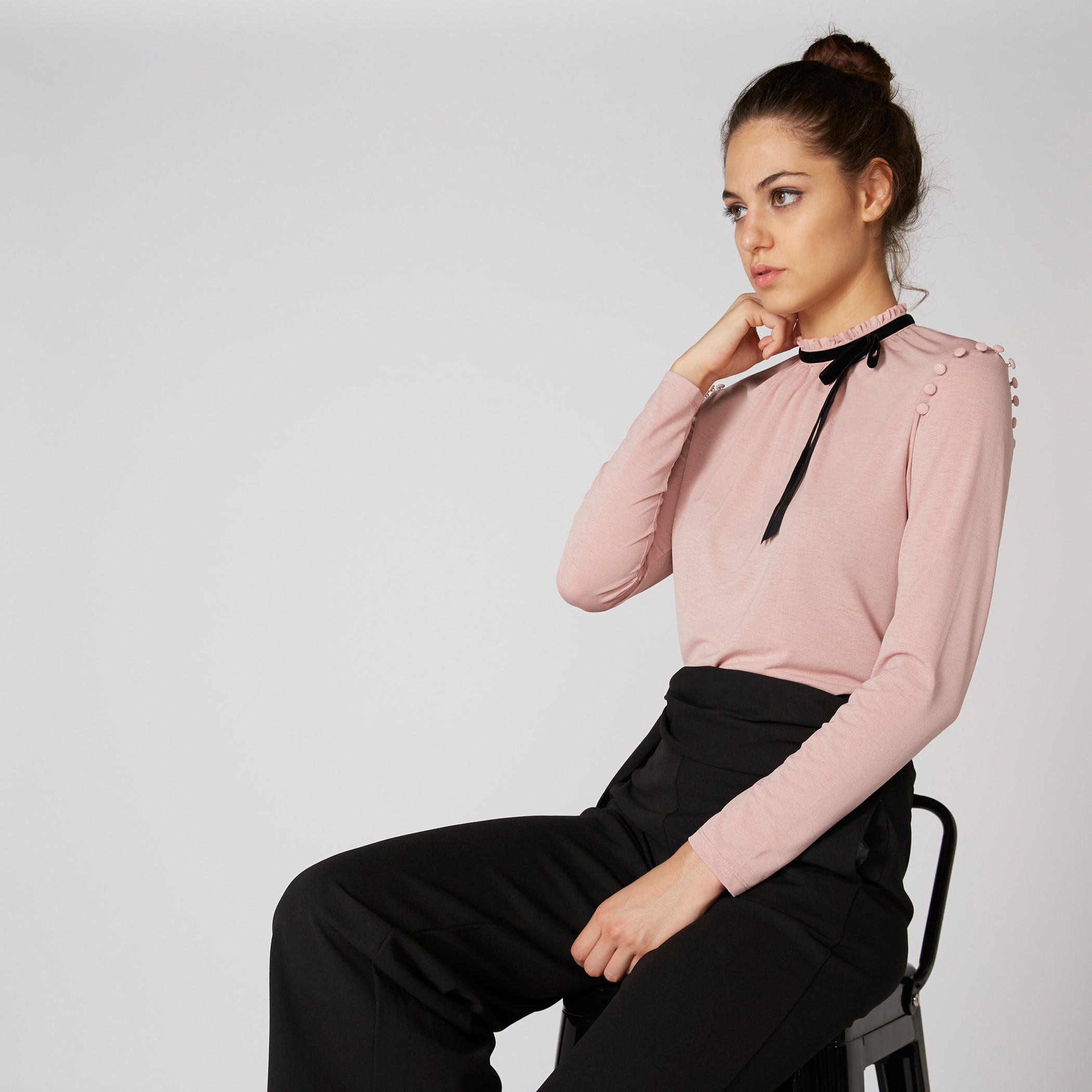 بلوزة بياقة عالية وأكمام طويلة وتفاصيل بوم بوم-women-clothing-shirtsandblouses-blouses-image-1