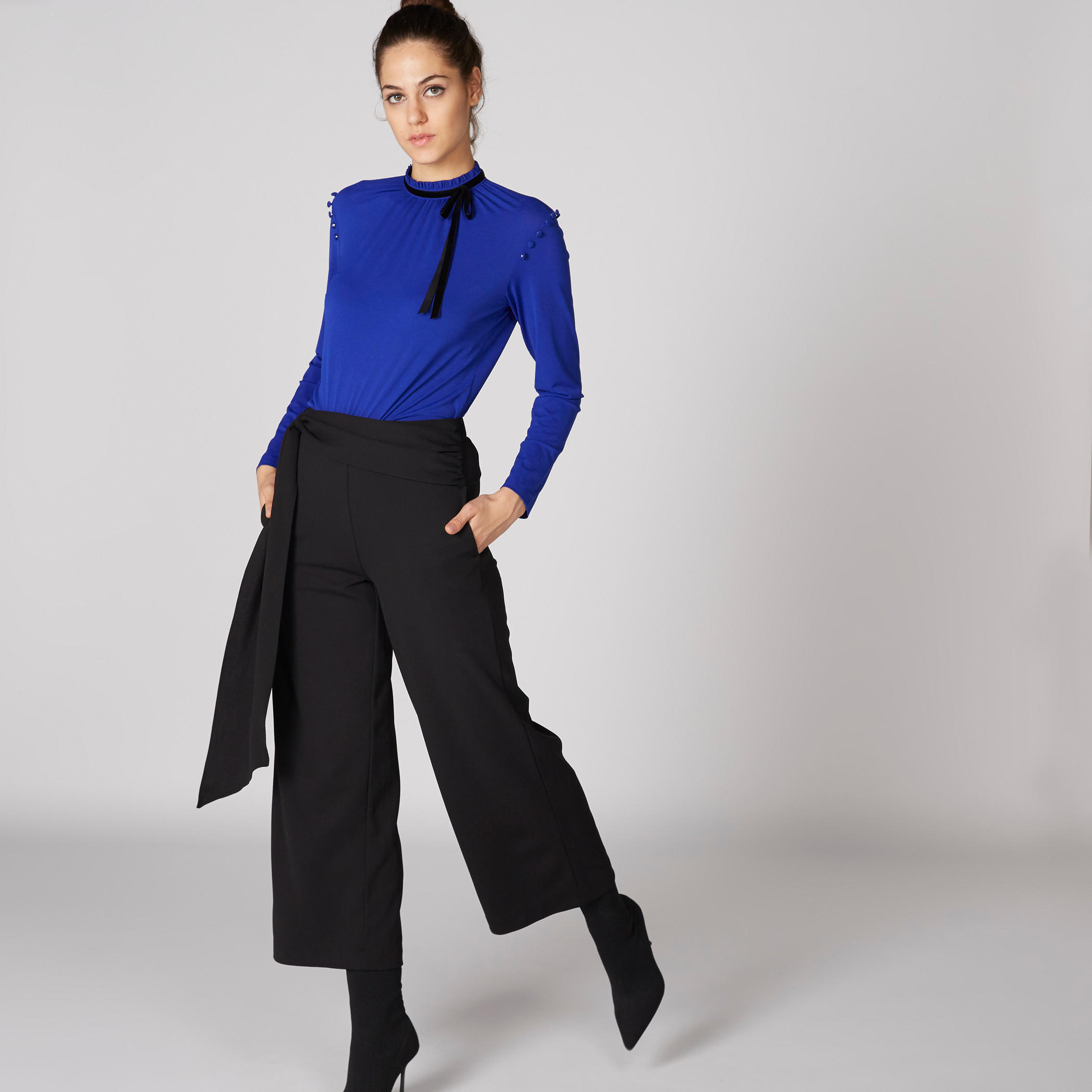 بلوزة بياقة عالية وأكمام طويلة وتفاصيل بوم بوم-women-clothing-shirtsandblouses-blouses-image-1