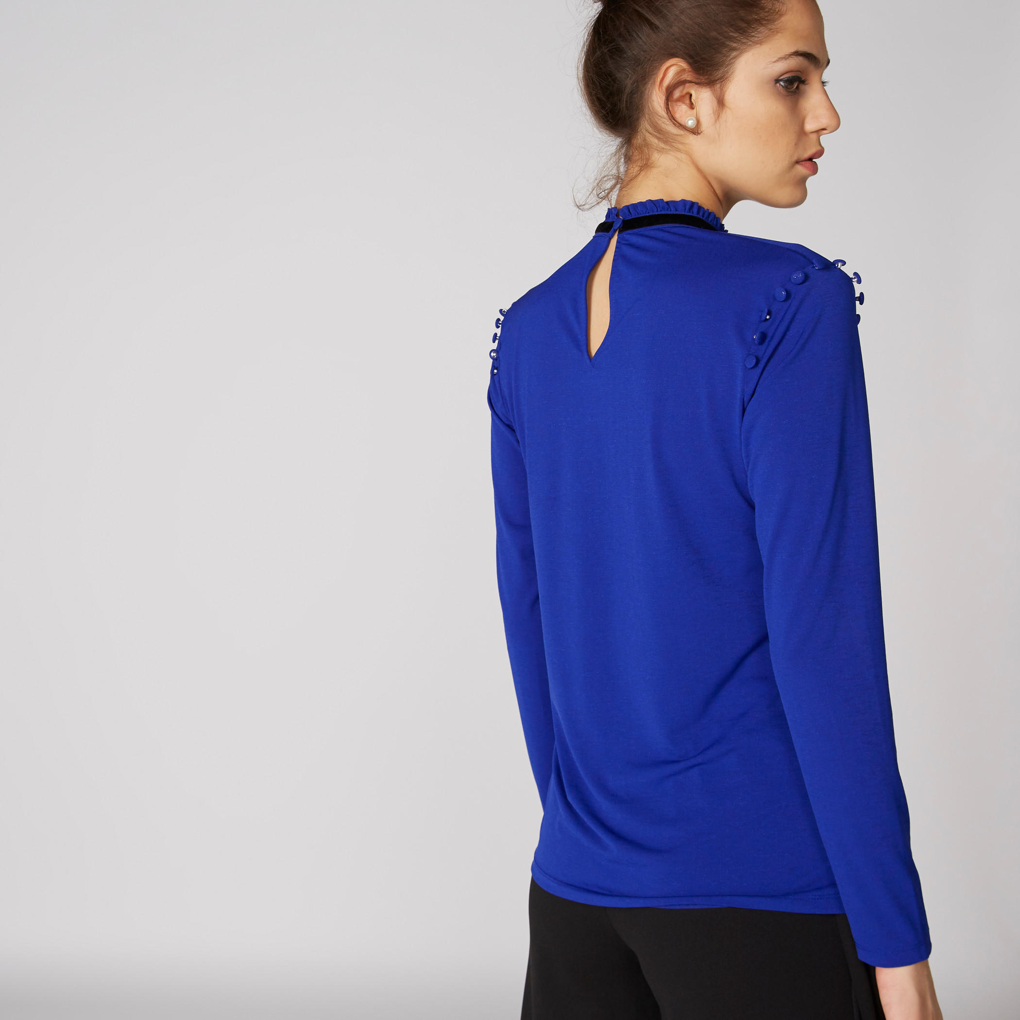 بلوزة بياقة عالية وأكمام طويلة وتفاصيل بوم بوم-women-clothing-shirtsandblouses-blouses-image-2