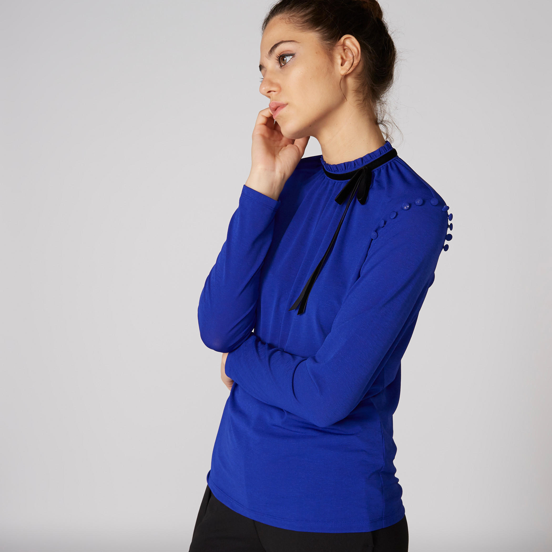 بلوزة بياقة عالية وأكمام طويلة وتفاصيل بوم بوم-women-clothing-shirtsandblouses-blouses-image-3