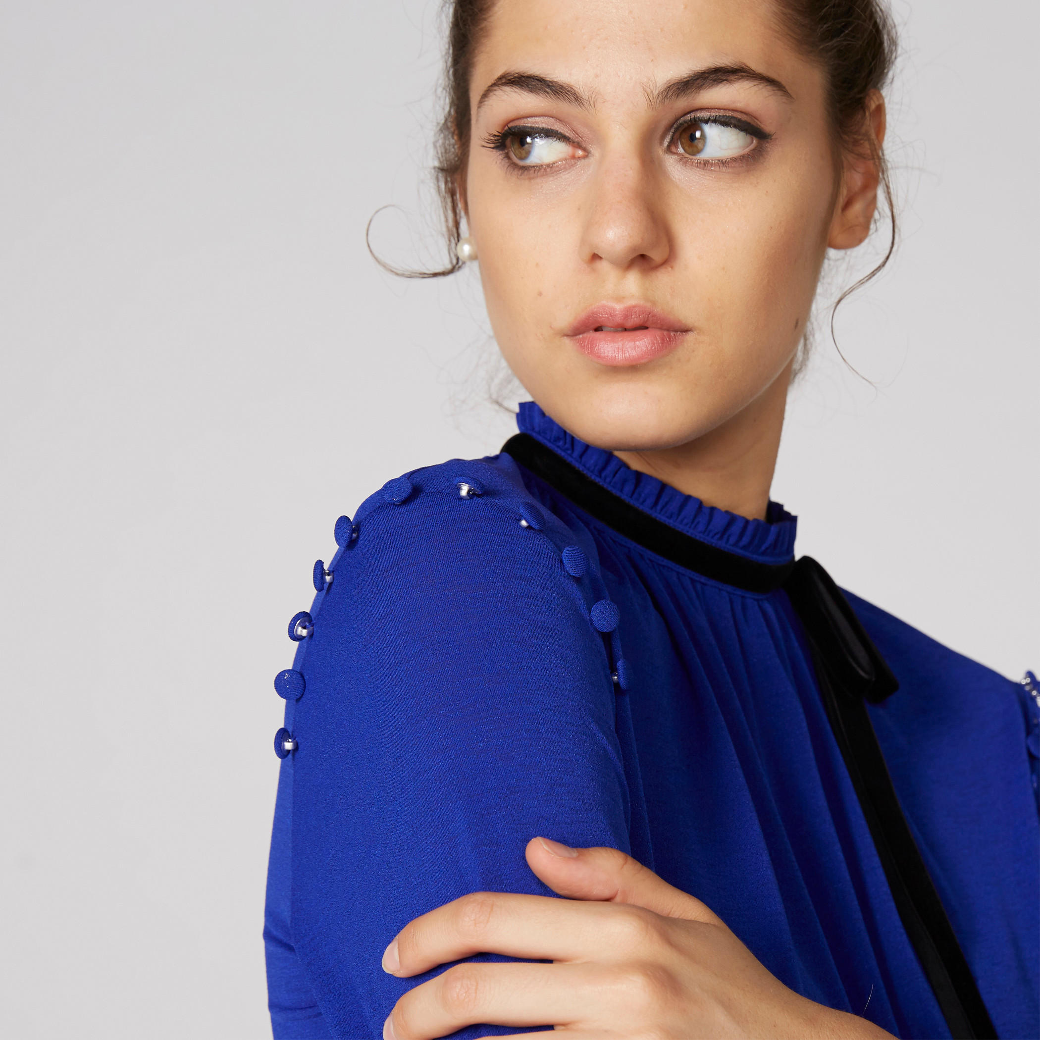 بلوزة بياقة عالية وأكمام طويلة وتفاصيل بوم بوم-women-clothing-shirtsandblouses-blouses-image-4