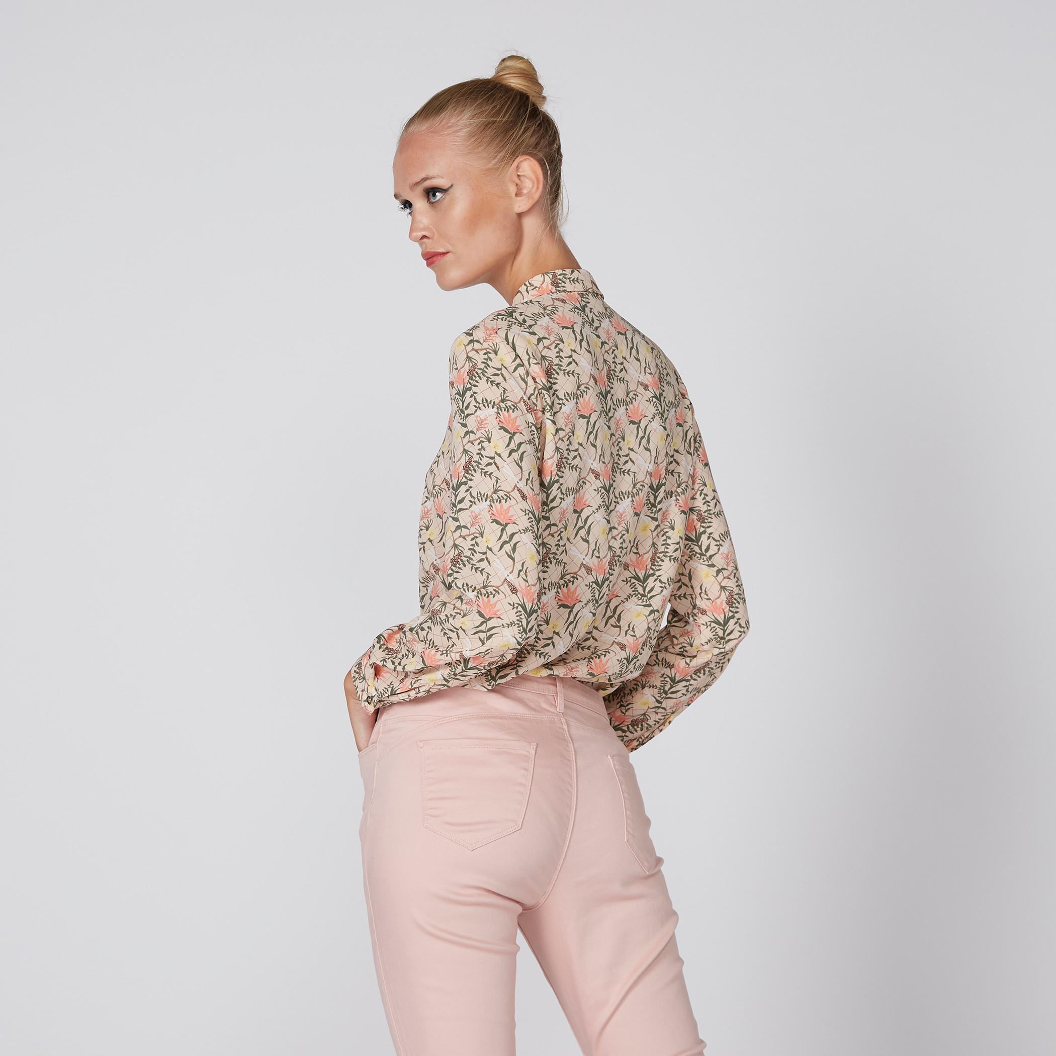 قميص بأكمام طويلة ووصلة أزرار مخفيّة وطبعات-women-clothing-shirtsandblouses-shirts-image-3