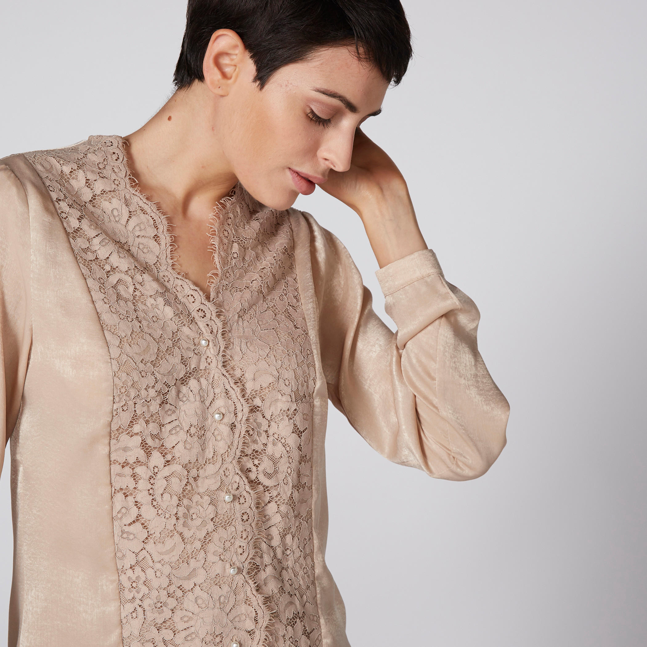 قميص بأكمام طويلة وتفاصيل دانتيل-women-clothing-shirtsandblouses-shirts-image-1