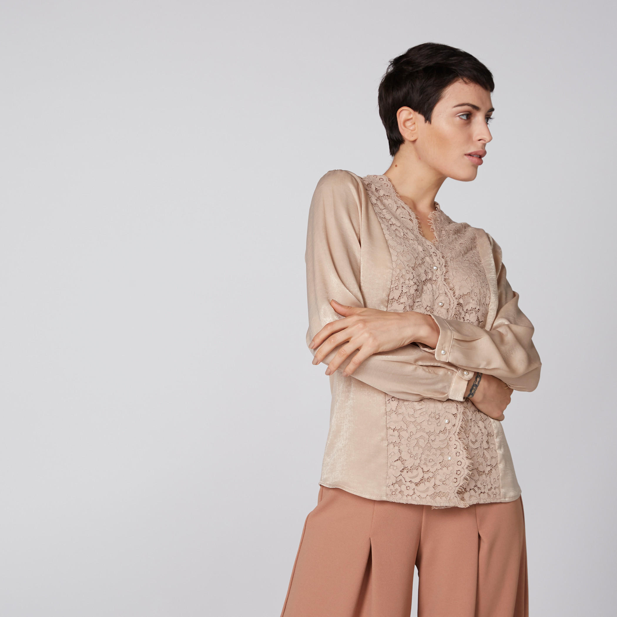 قميص بأكمام طويلة وتفاصيل دانتيل-women-clothing-shirtsandblouses-shirts-image-3