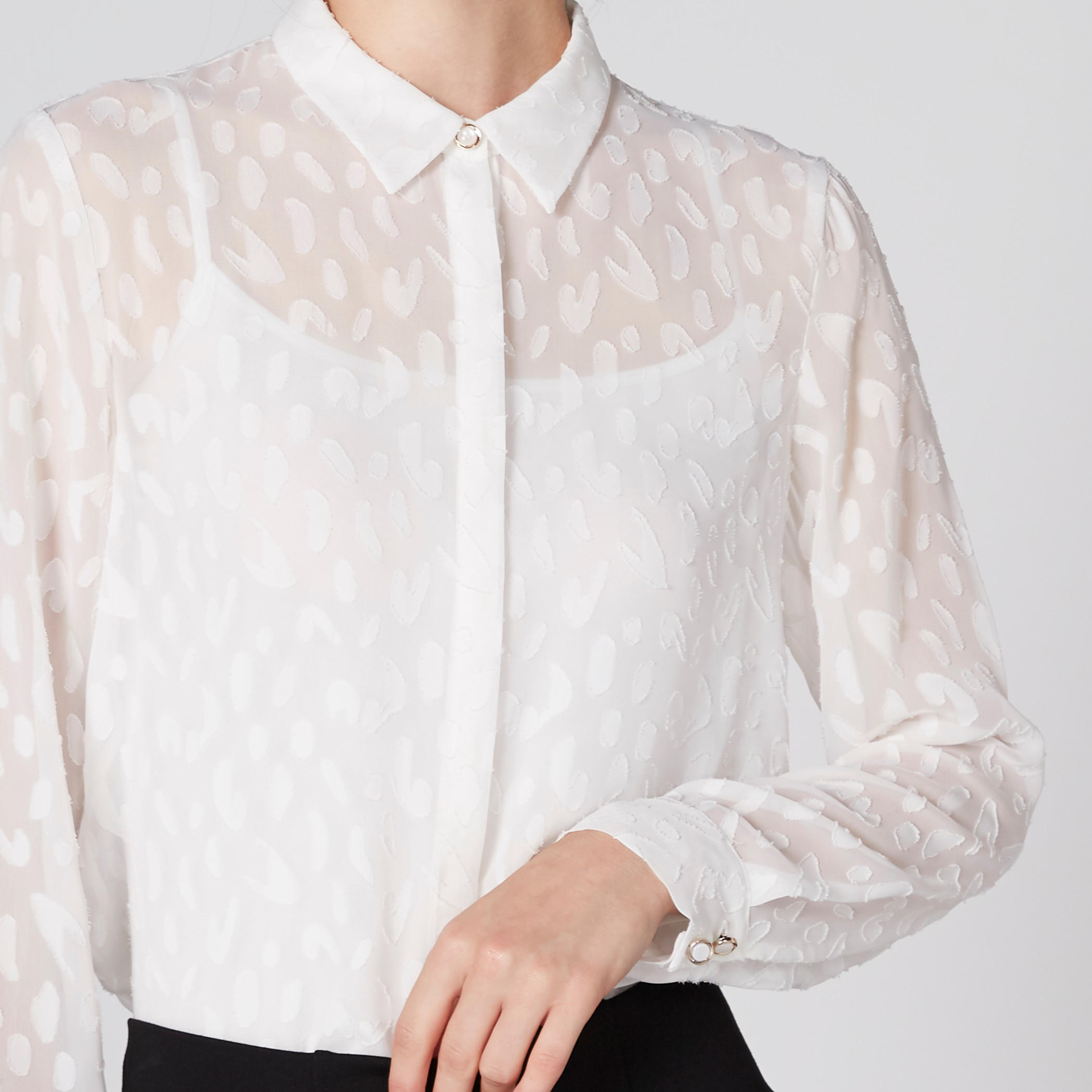 قميص بارز الملمس بأكمام طويلة وأزرار غير مرئية-women-clothing-shirtsandblouses-shirts-image-5