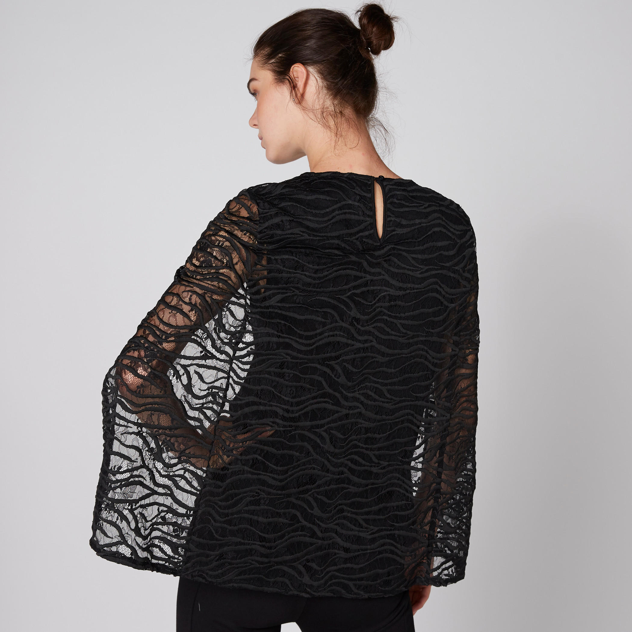 بلوزة كاب بياقة مستديرة وتفاصيل دانتيل-women-clothing-shirtsandblouses-blouses-image-4
