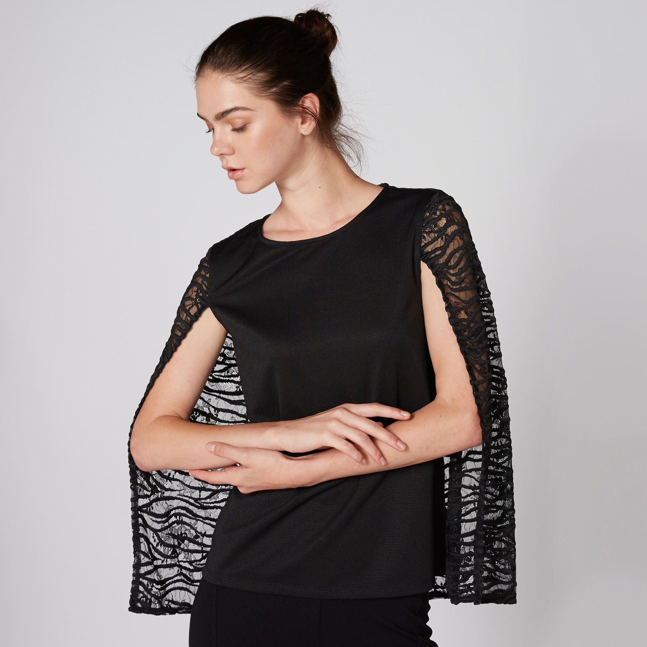 بلوزة كاب بياقة مستديرة وتفاصيل دانتيل-women-clothing-shirtsandblouses-blouses-image-1