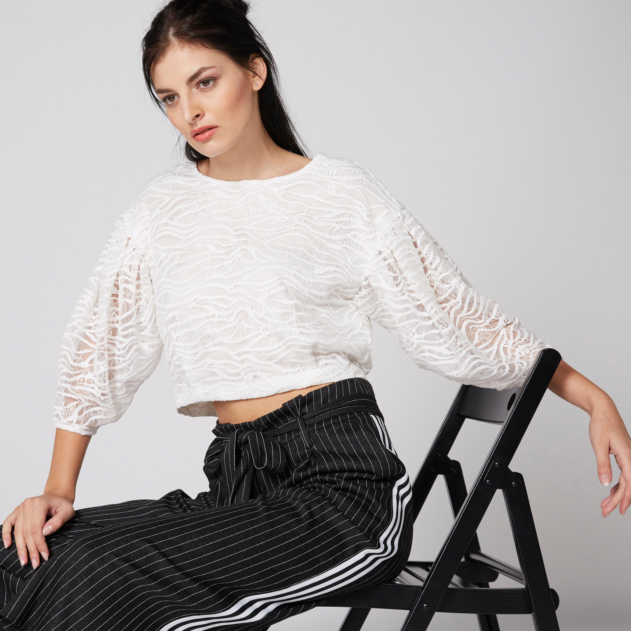بلوزة قصيرة دانتيل بياقة مستديرة وأكمام 3/4-women-clothing-shirtsandblouses-blouses-image-1