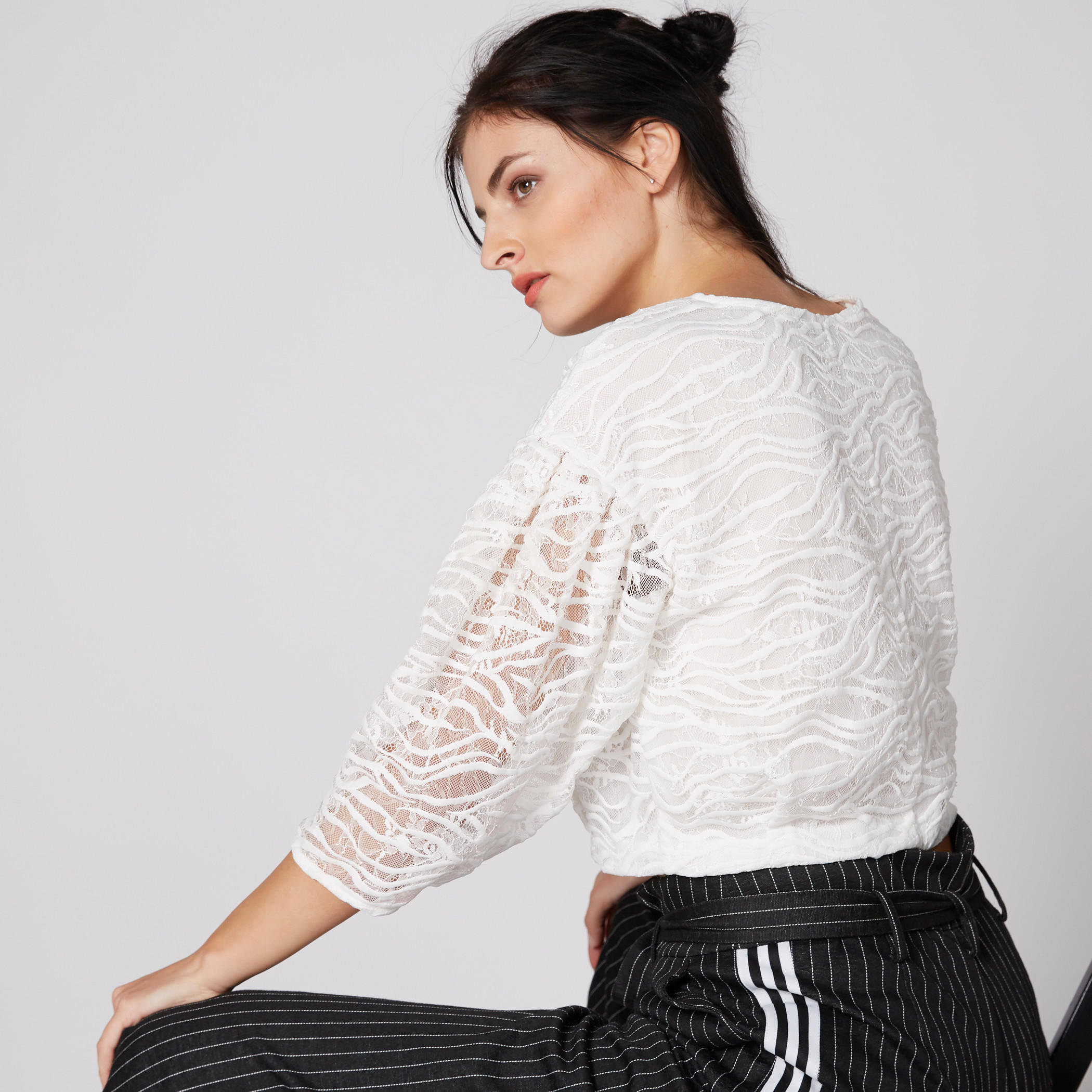 بلوزة قصيرة دانتيل بياقة مستديرة وأكمام 3/4-women-clothing-shirtsandblouses-blouses-image-2