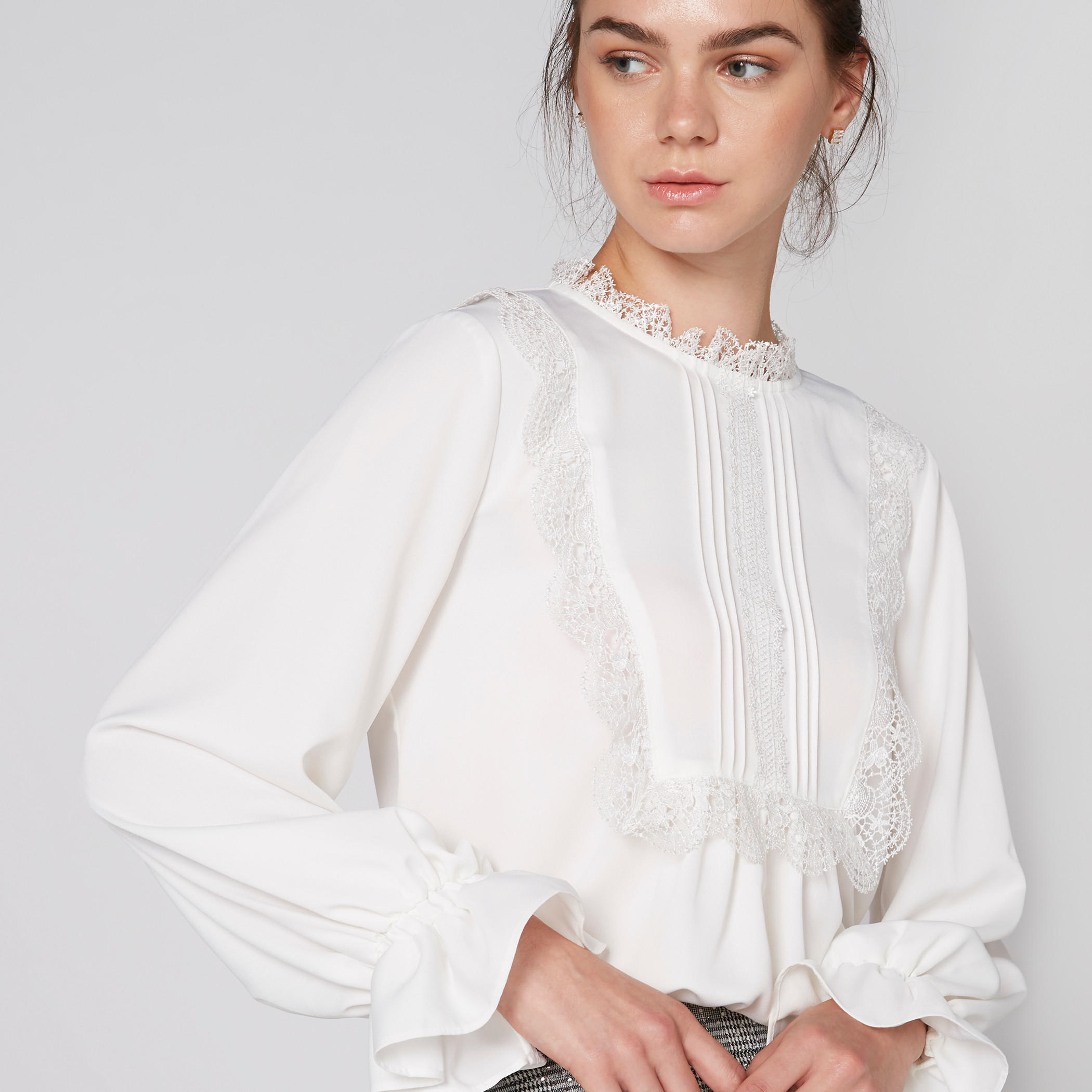 بلوزة بياقة مستديرة وأكمام طويلة وتفاصيل دانتيل-women-clothing-shirtsandblouses-blouses-image-1