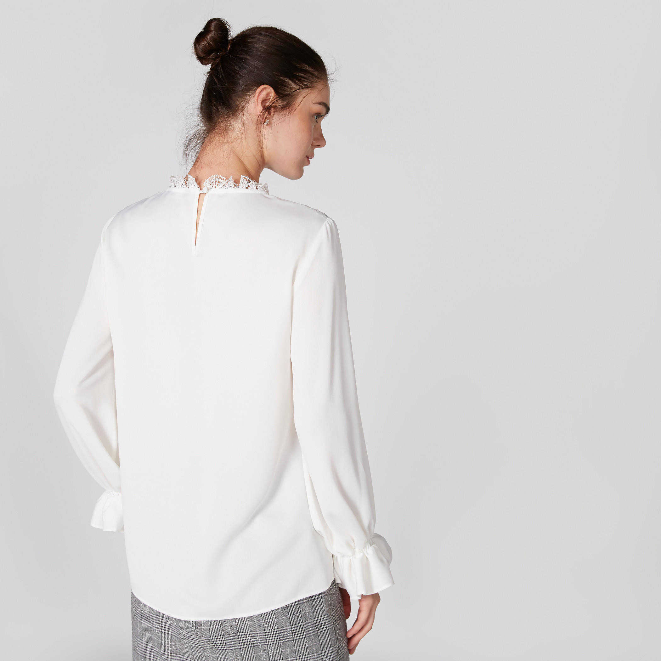 بلوزة بياقة مستديرة وأكمام طويلة وتفاصيل دانتيل-women-clothing-shirtsandblouses-blouses-image-2