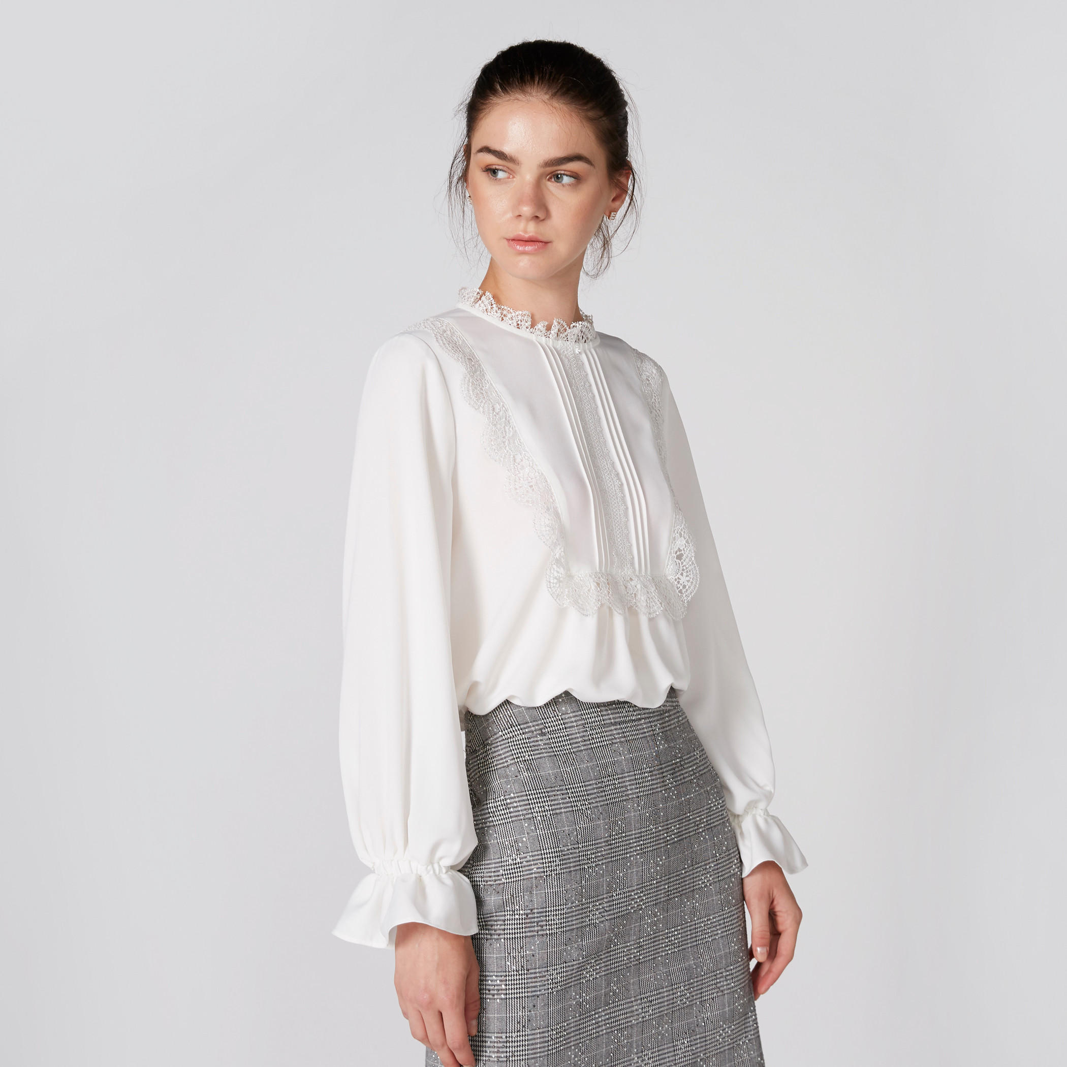 بلوزة بياقة مستديرة وأكمام طويلة وتفاصيل دانتيل-women-clothing-shirtsandblouses-blouses-image-3