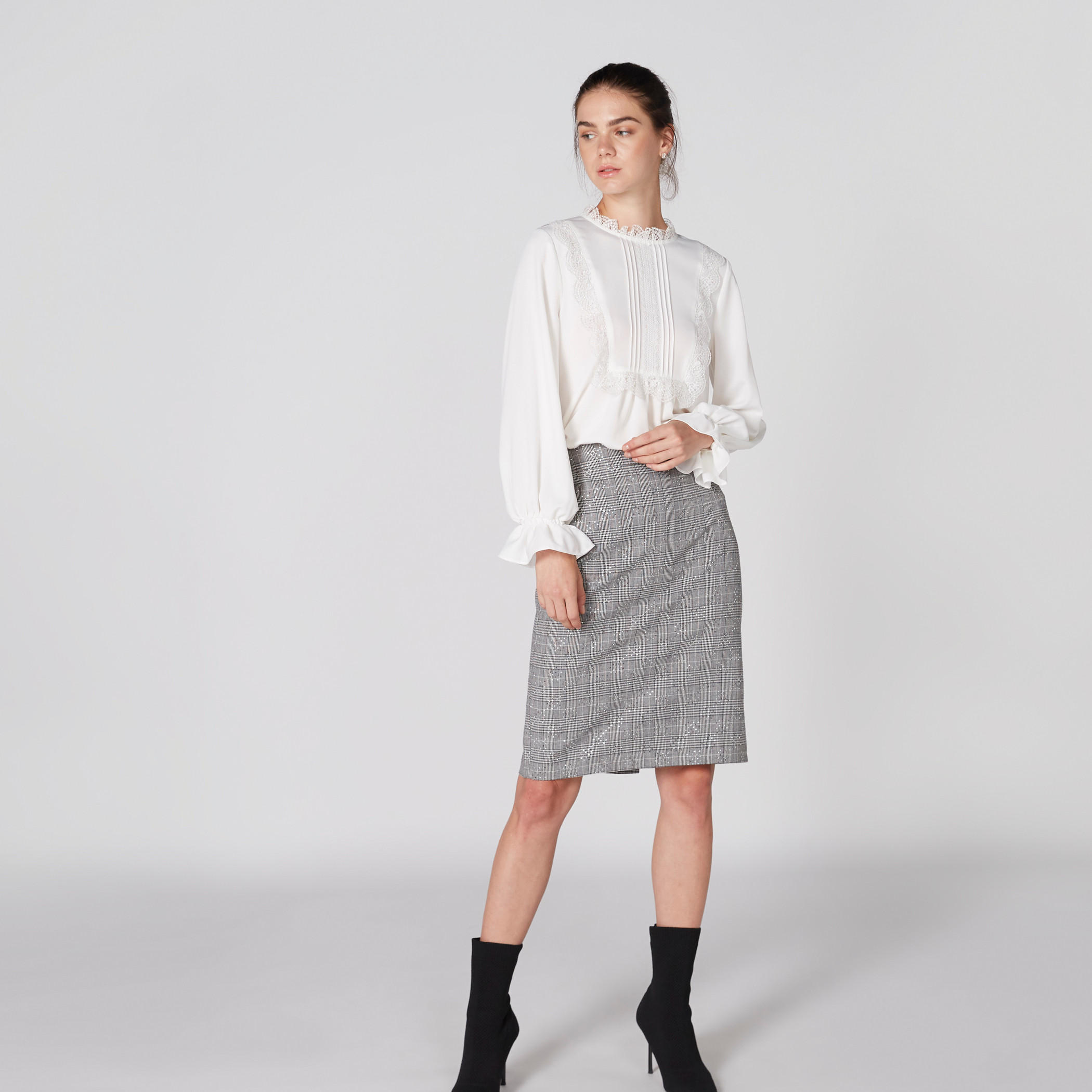 بلوزة بياقة مستديرة وأكمام طويلة وتفاصيل دانتيل-women-clothing-shirtsandblouses-blouses-image-4