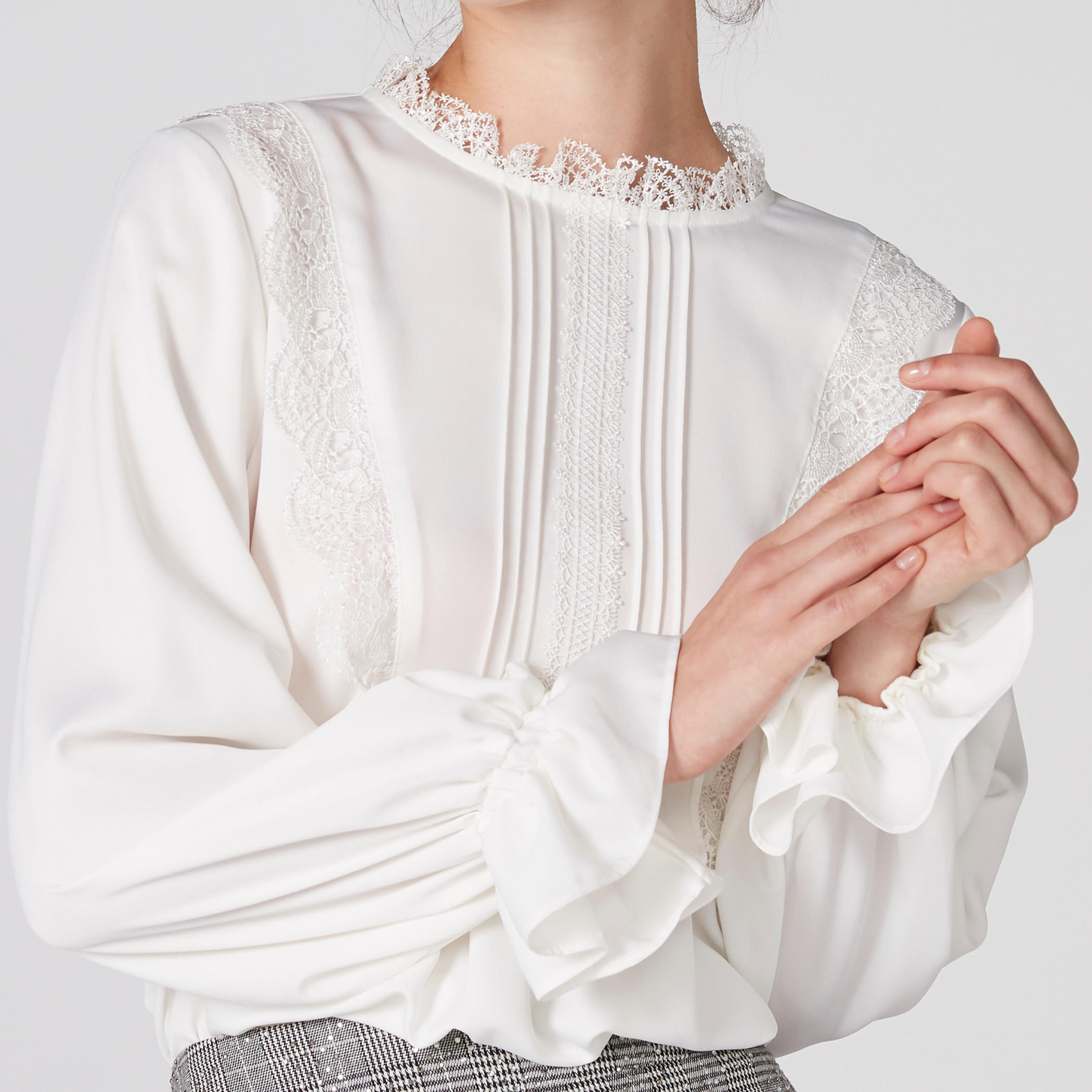 بلوزة بياقة مستديرة وأكمام طويلة وتفاصيل دانتيل-women-clothing-shirtsandblouses-blouses-image-5