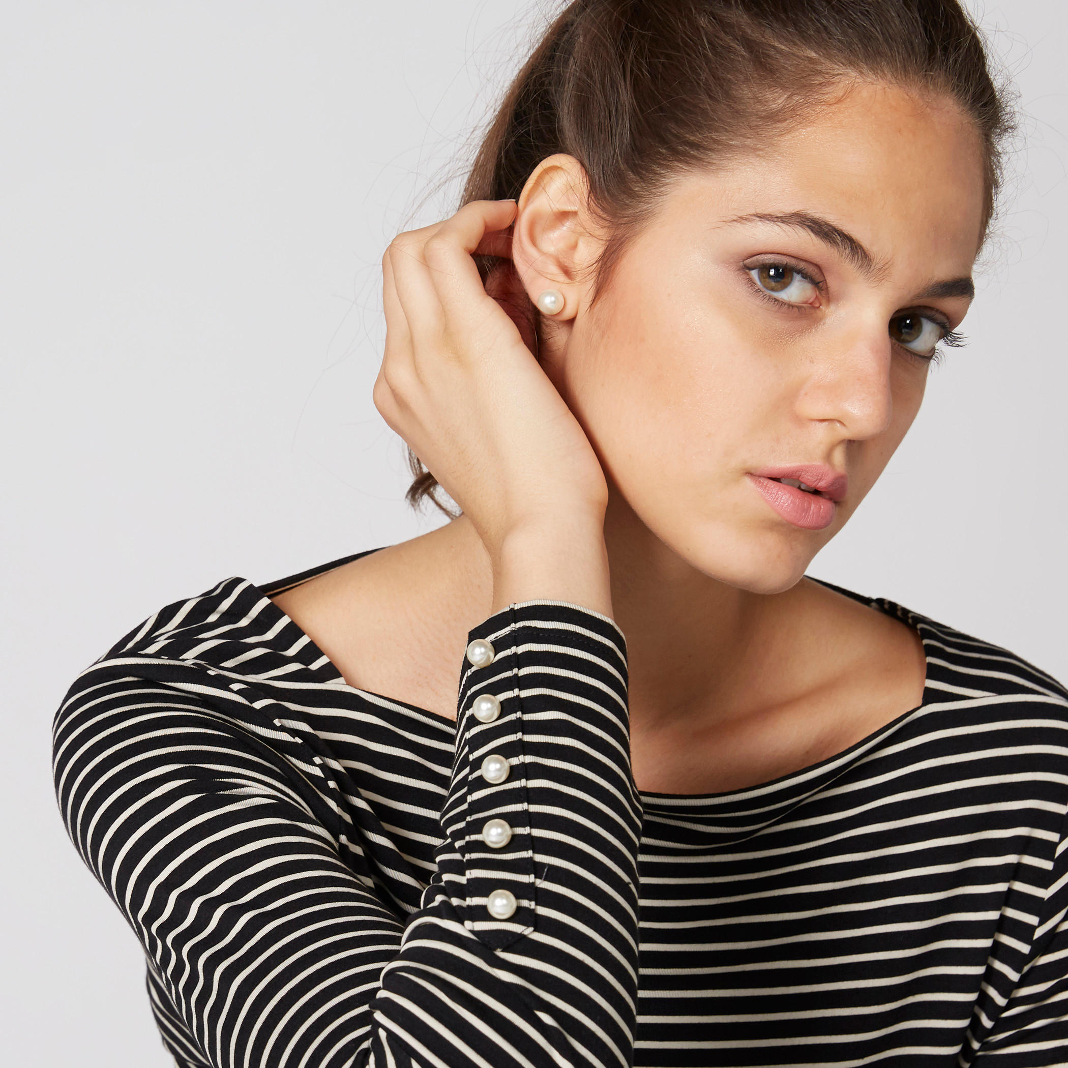 بلوزة مقلّمة بياقة قارب وأكمام طويلة وتفاصيل لؤلؤ-women-clothing-tshirts-image-1