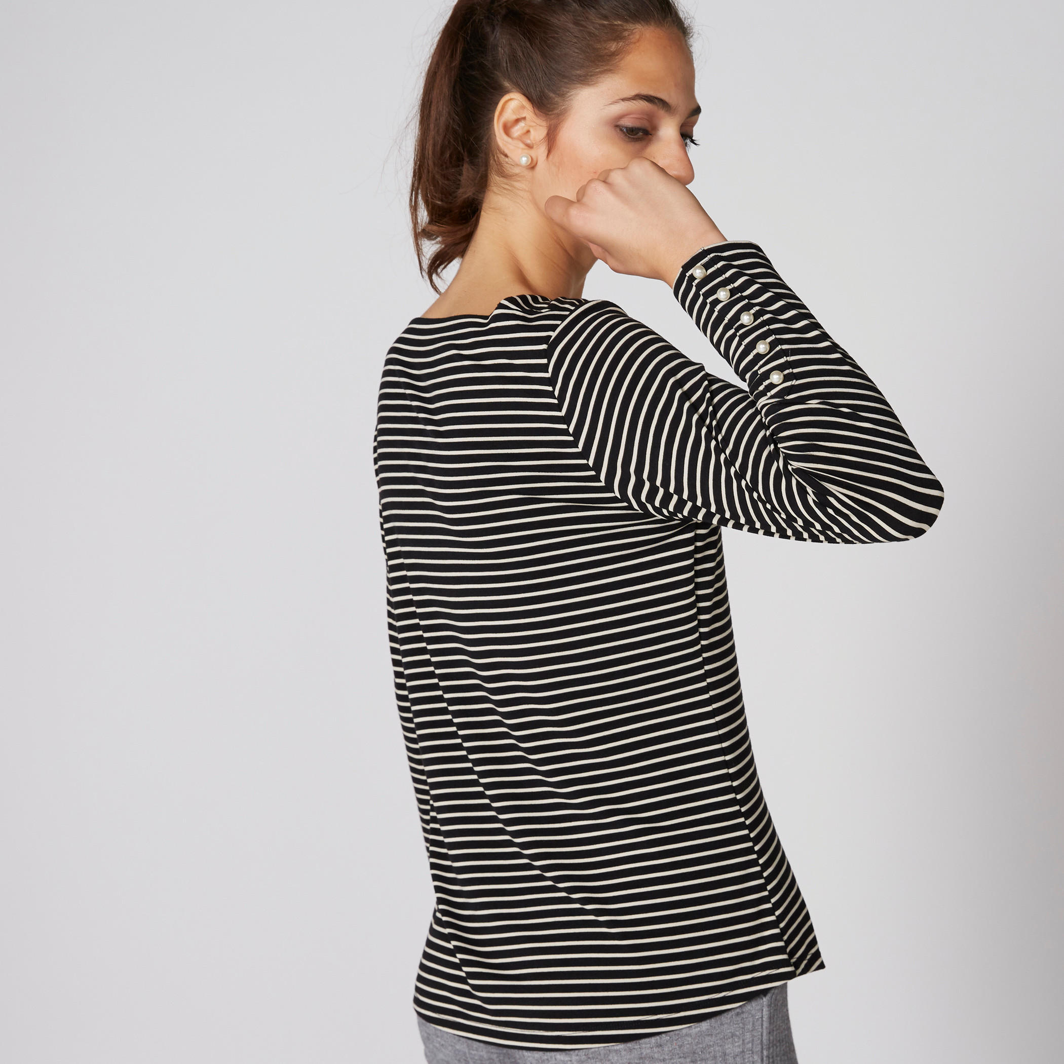 بلوزة مقلّمة بياقة قارب وأكمام طويلة وتفاصيل لؤلؤ-women-clothing-tshirts-image-2