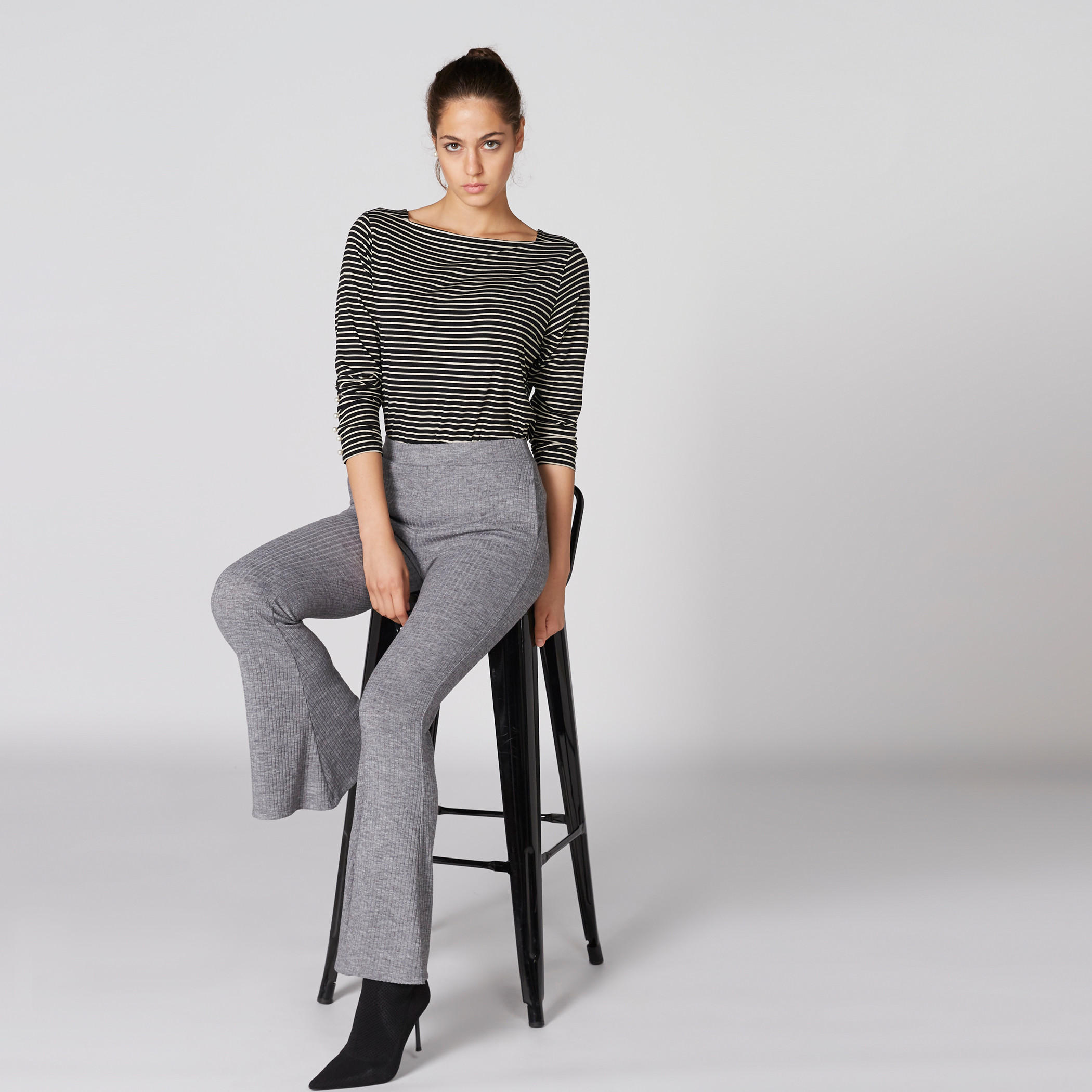 بلوزة مقلّمة بياقة قارب وأكمام طويلة وتفاصيل لؤلؤ-women-clothing-tshirts-image-3