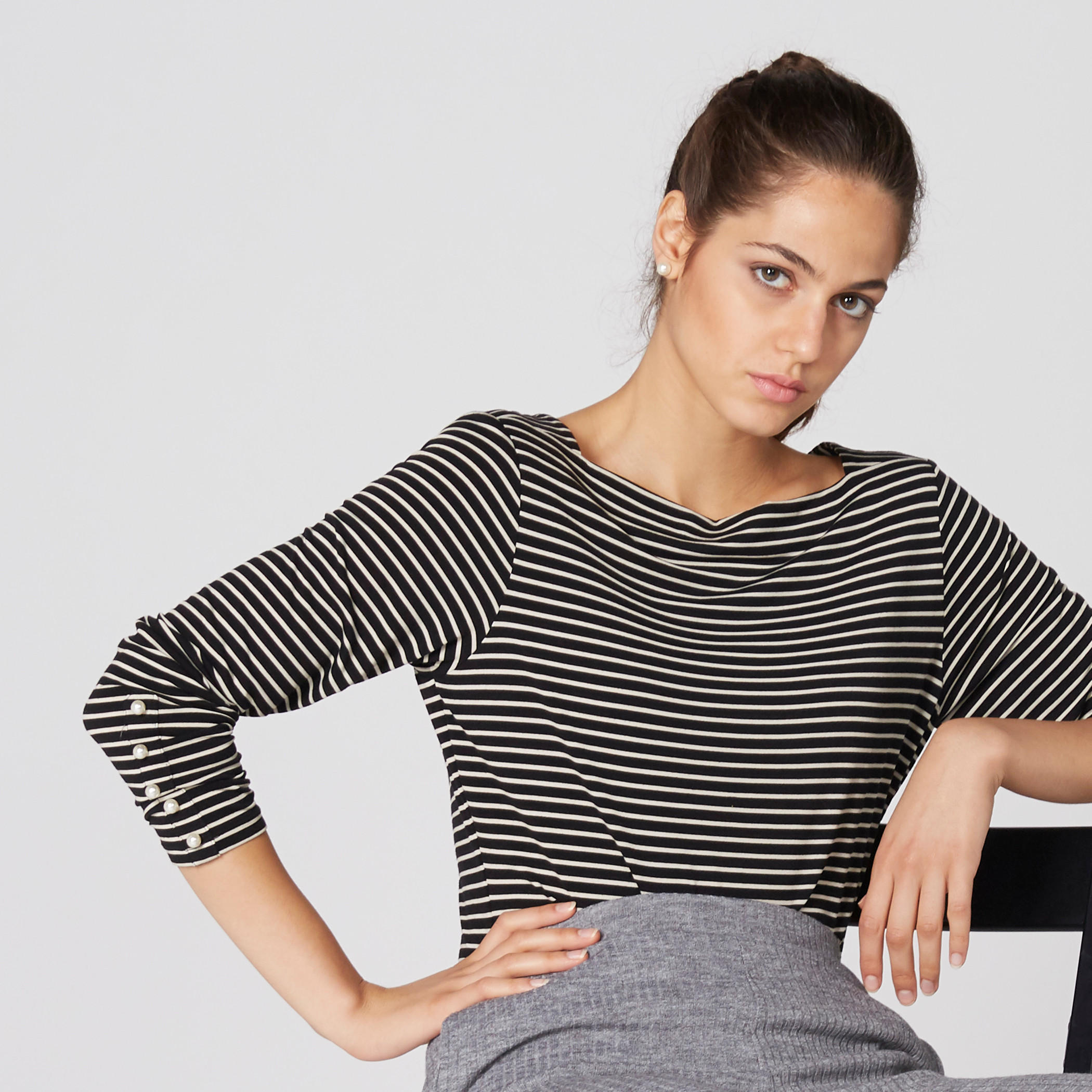 بلوزة مقلّمة بياقة قارب وأكمام طويلة وتفاصيل لؤلؤ-women-clothing-tshirts-image-4