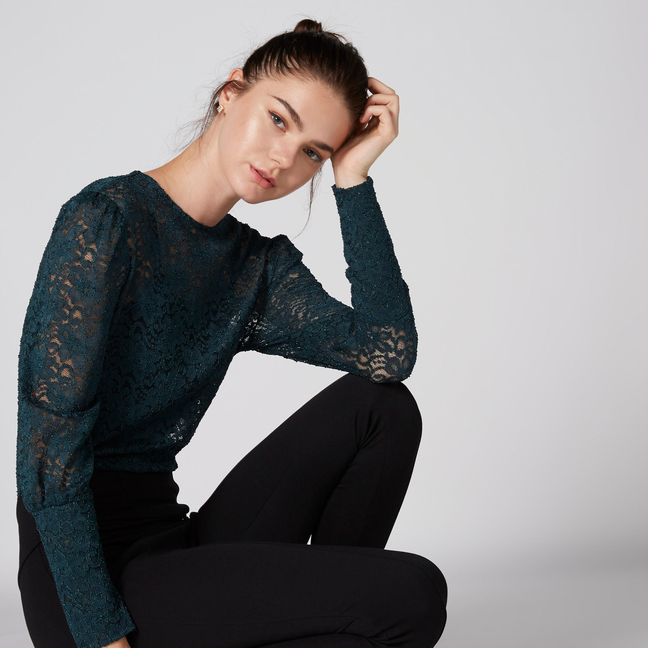 بلوزة بياقة مستديرة وأكمام طويلة وتفاصيل دانتيل-women-clothing-shirtsandblouses-blouses-image-4