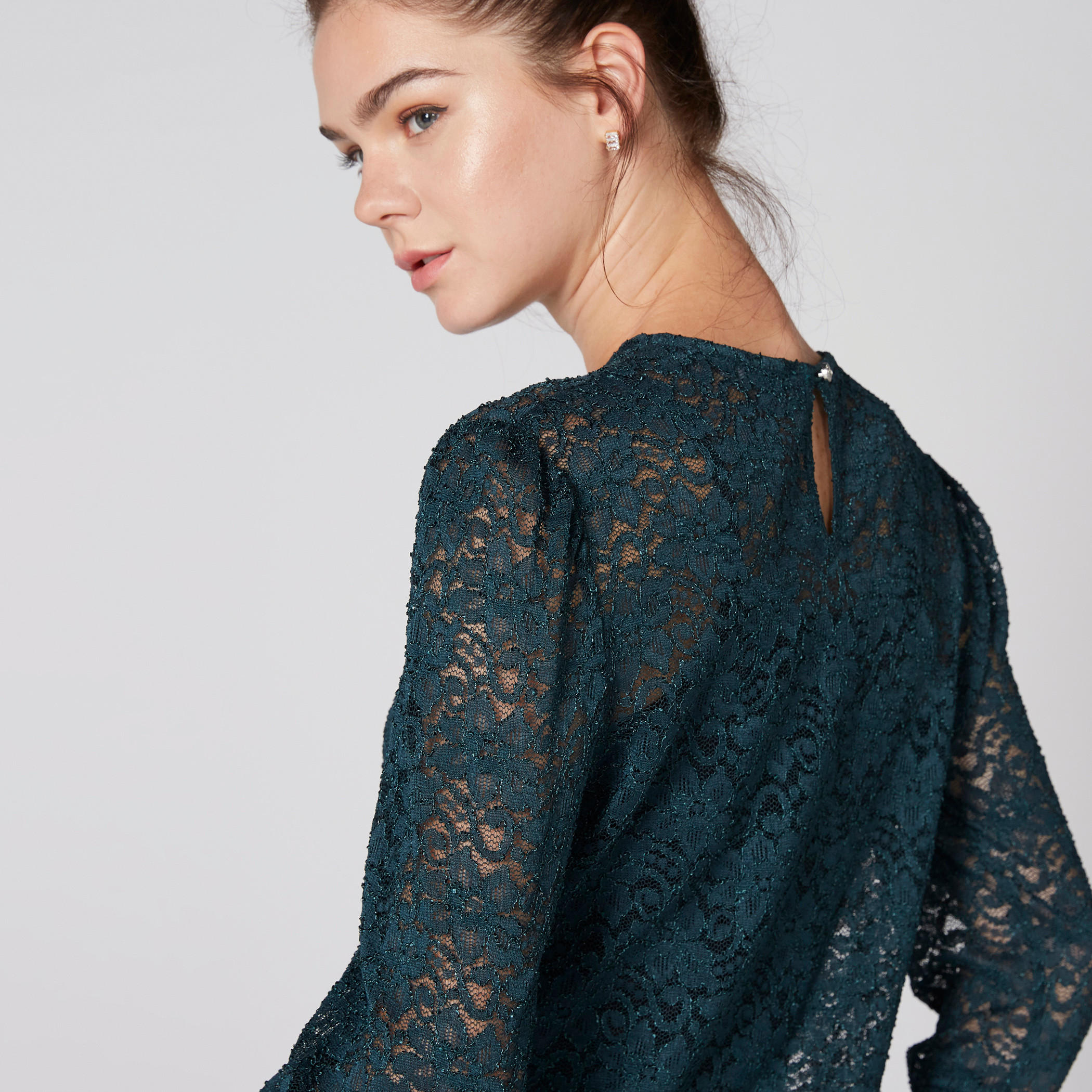 بلوزة بياقة مستديرة وأكمام طويلة وتفاصيل دانتيل-women-clothing-shirtsandblouses-blouses-image-5