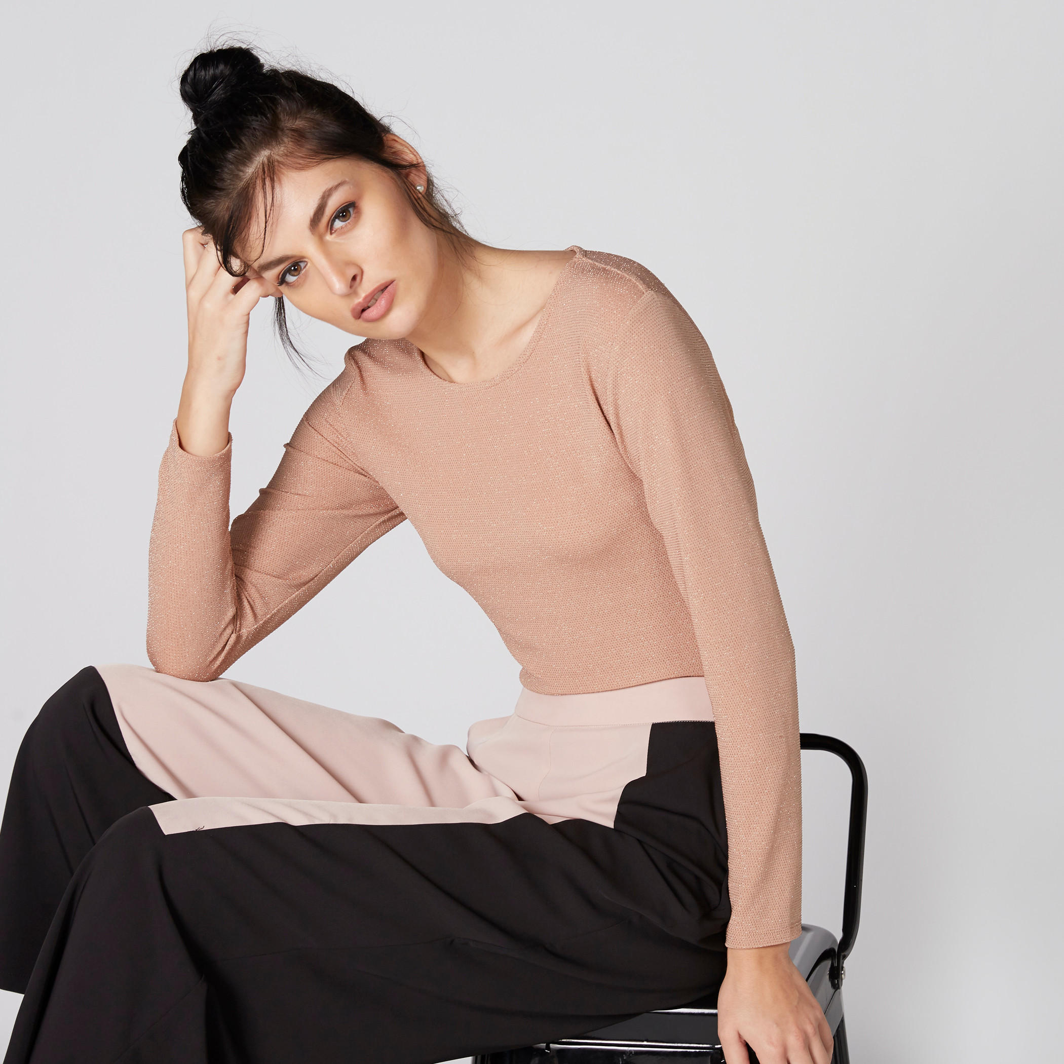 بلوزة بارزة الملمس بياقة مستديرة وأكمام طويلة-women-clothing-shirtsandblouses-blouses-image-1
