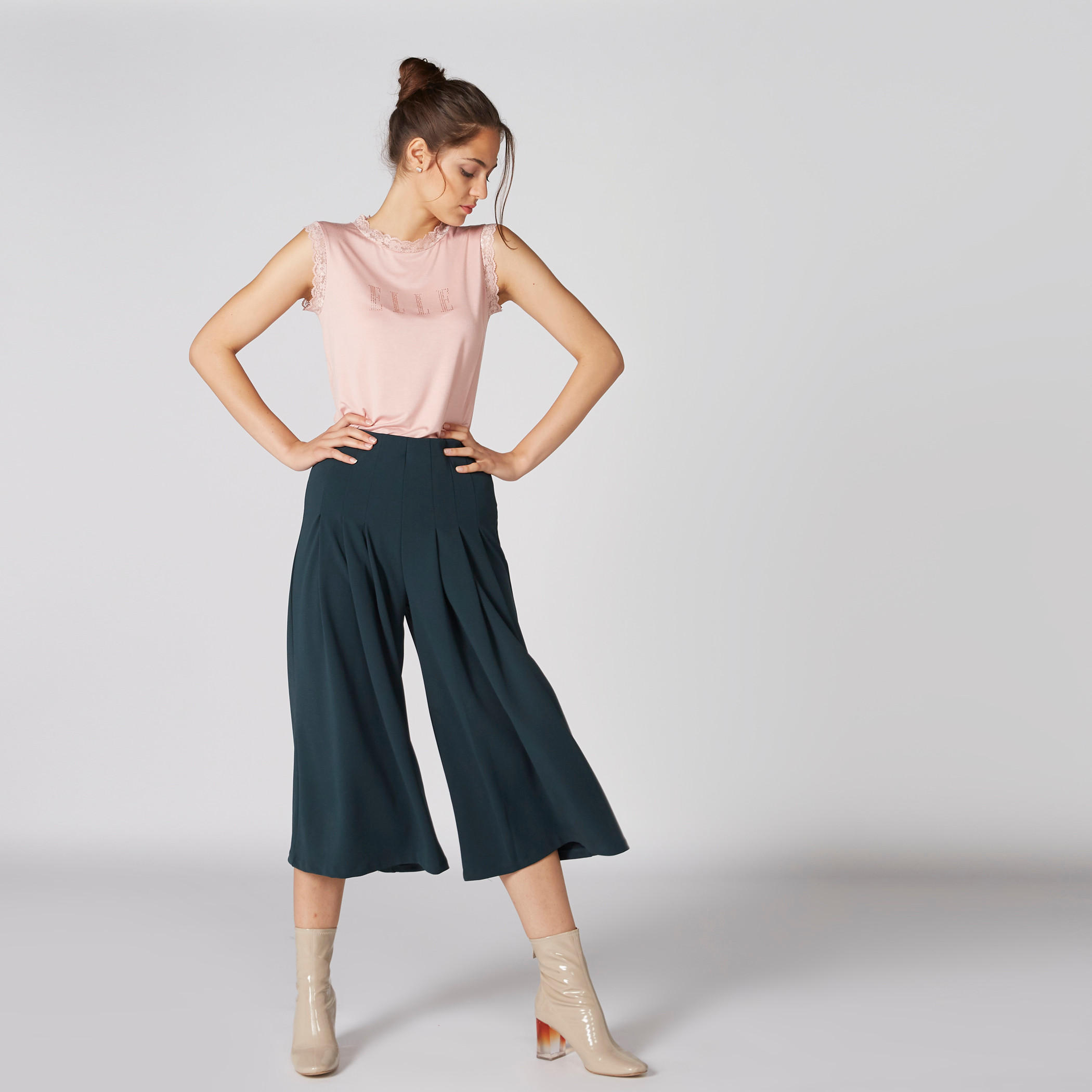 بنطال واسع الساقين بكشكش وخصر مطّاطي وجيوب-women-clothing-bottoms-trousers-image-1
