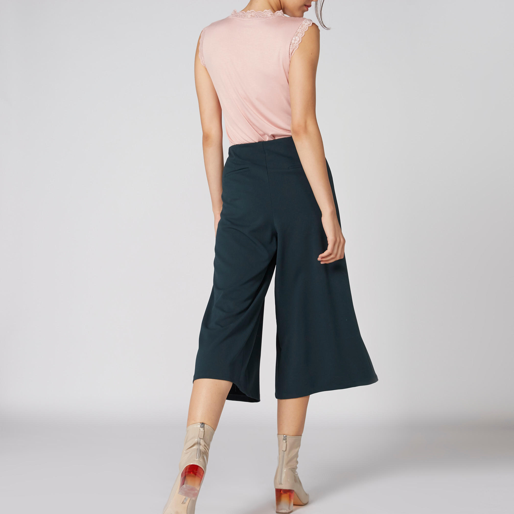 بنطال واسع الساقين بكشكش وخصر مطّاطي وجيوب-women-clothing-bottoms-trousers-image-2