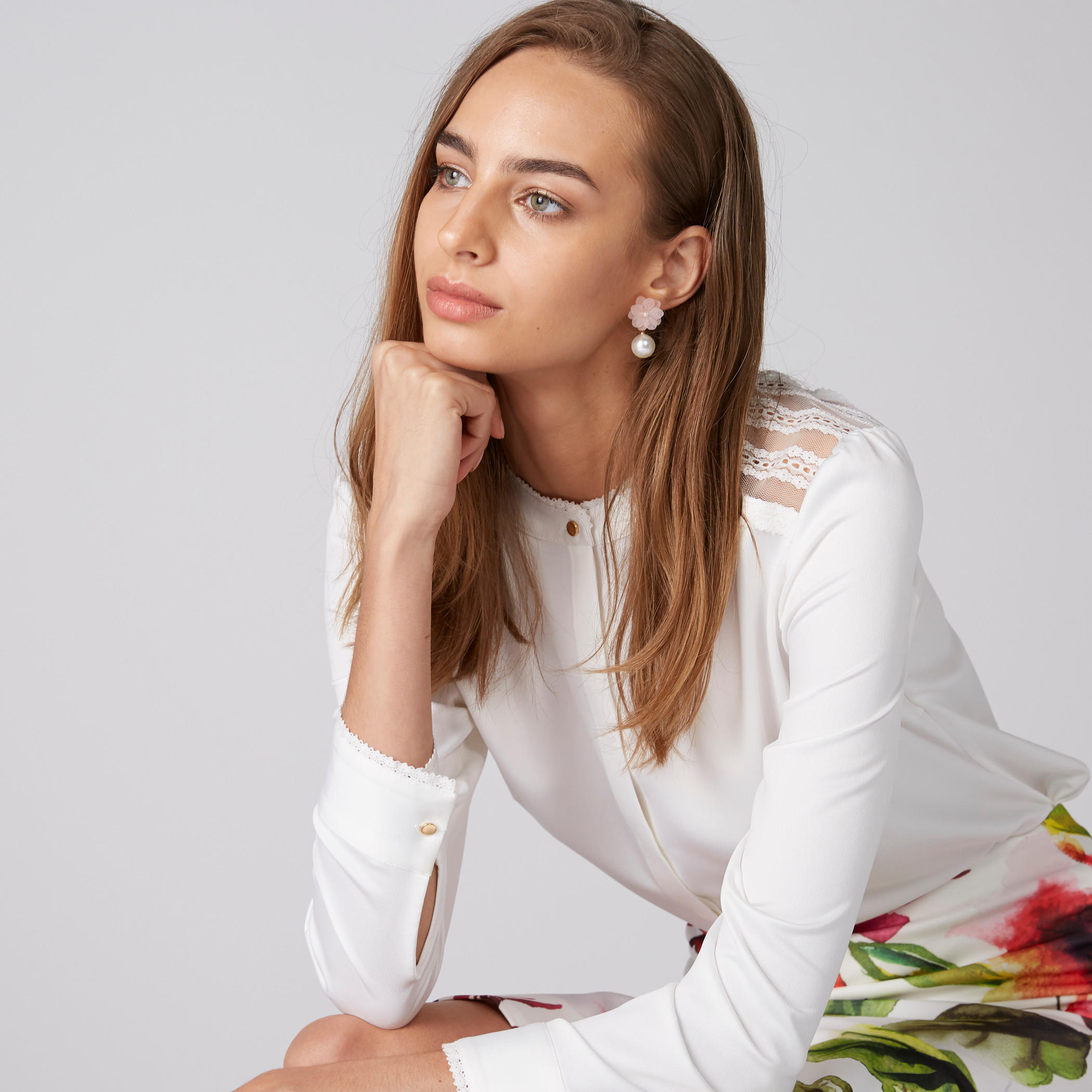 قميص بياقة ماندارين ووصلة أزرار مخفية وتفاصيل دانتيل-women-clothing-shirtsandblouses-shirts-image-1
