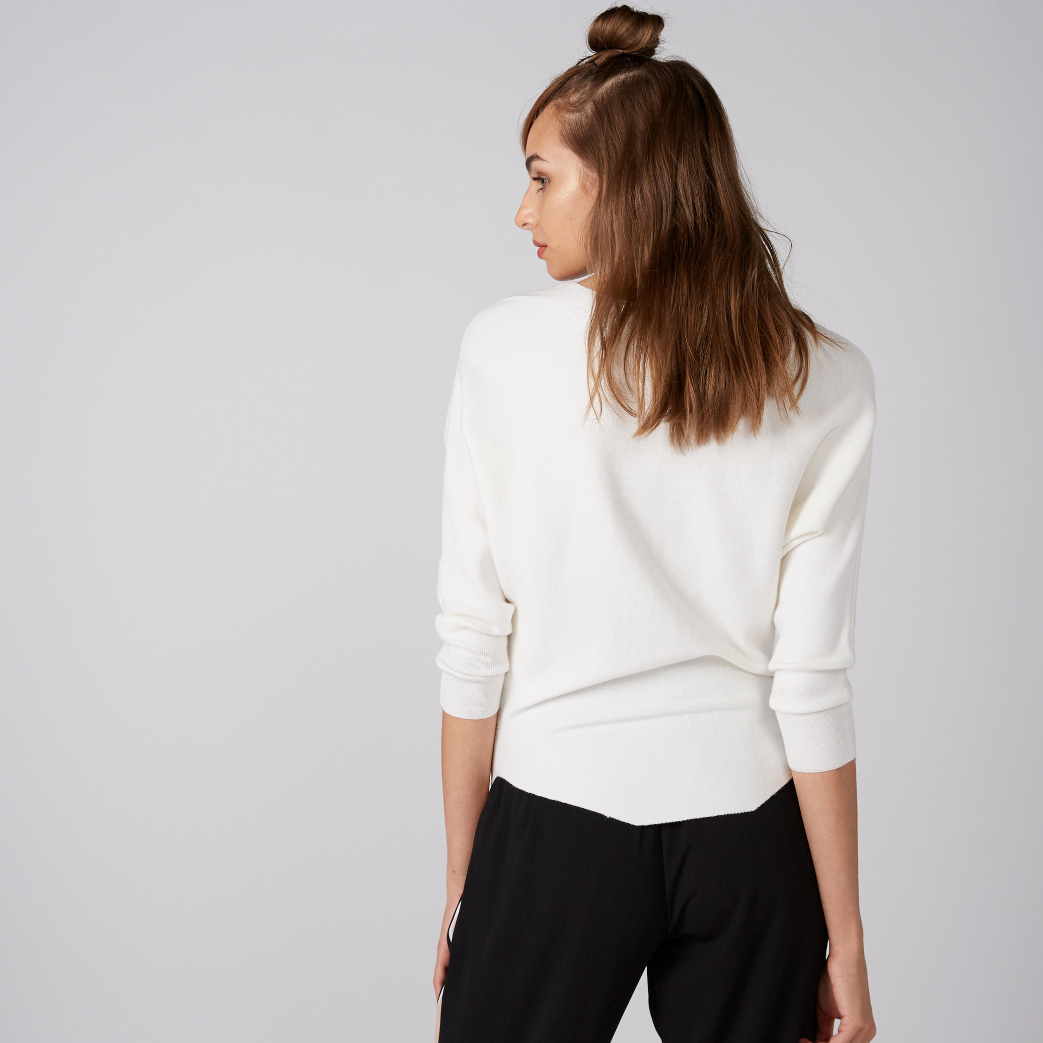 كنزة بياقة قارب وأكمام طويلة وتفاصيل لؤلؤ-women-clothing-cardigansandjumpers-jumpers-image-2