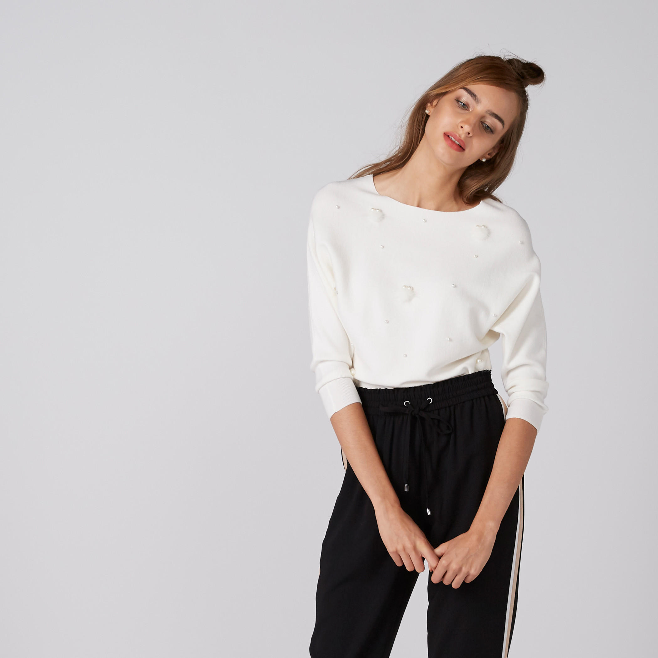 كنزة بياقة قارب وأكمام طويلة وتفاصيل لؤلؤ-women-clothing-cardigansandjumpers-jumpers-image-4