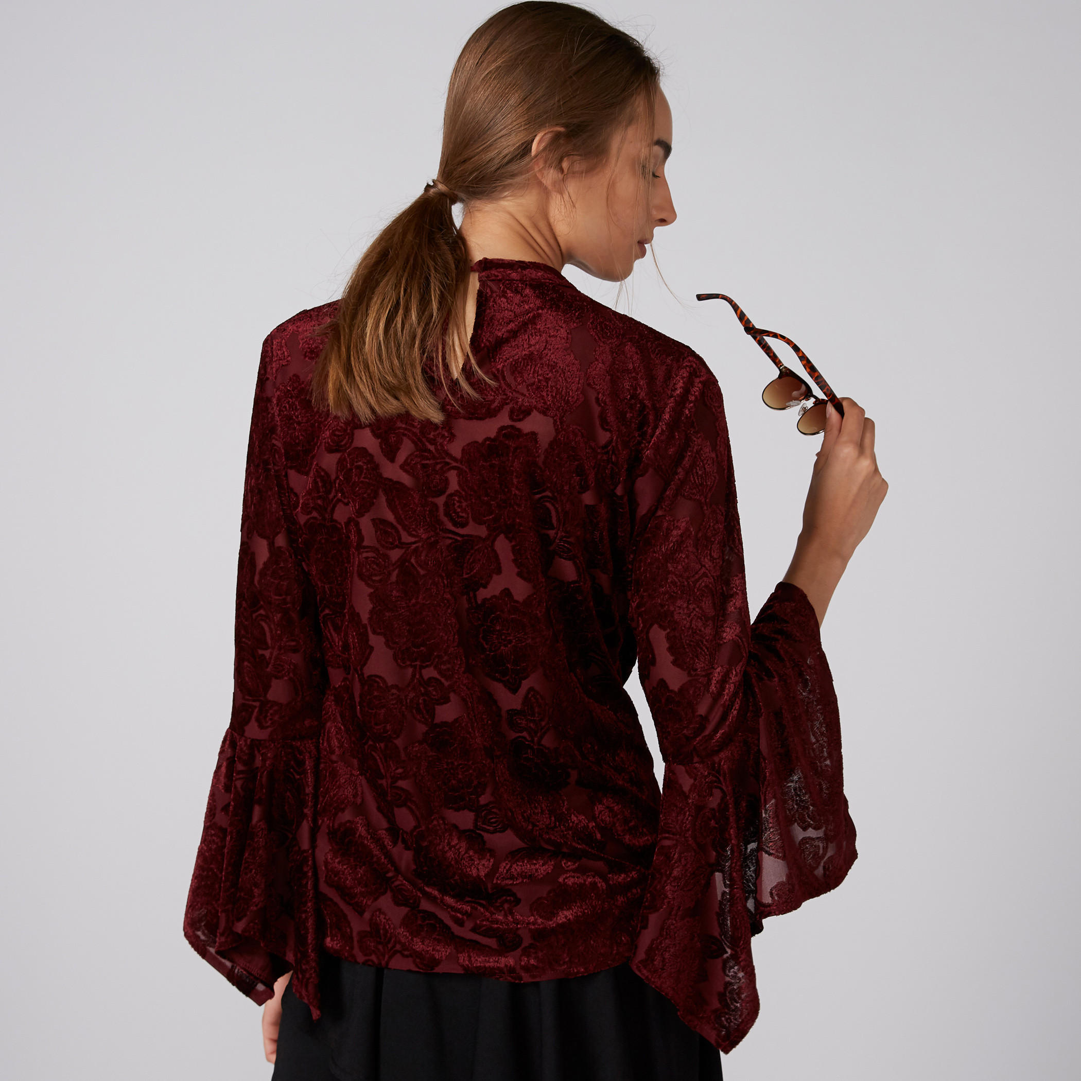 بلوزة بارزة الملمس بياقة مستديرة وأكمام واسعة-women-clothing-shirtsandblouses-blouses-image-1
