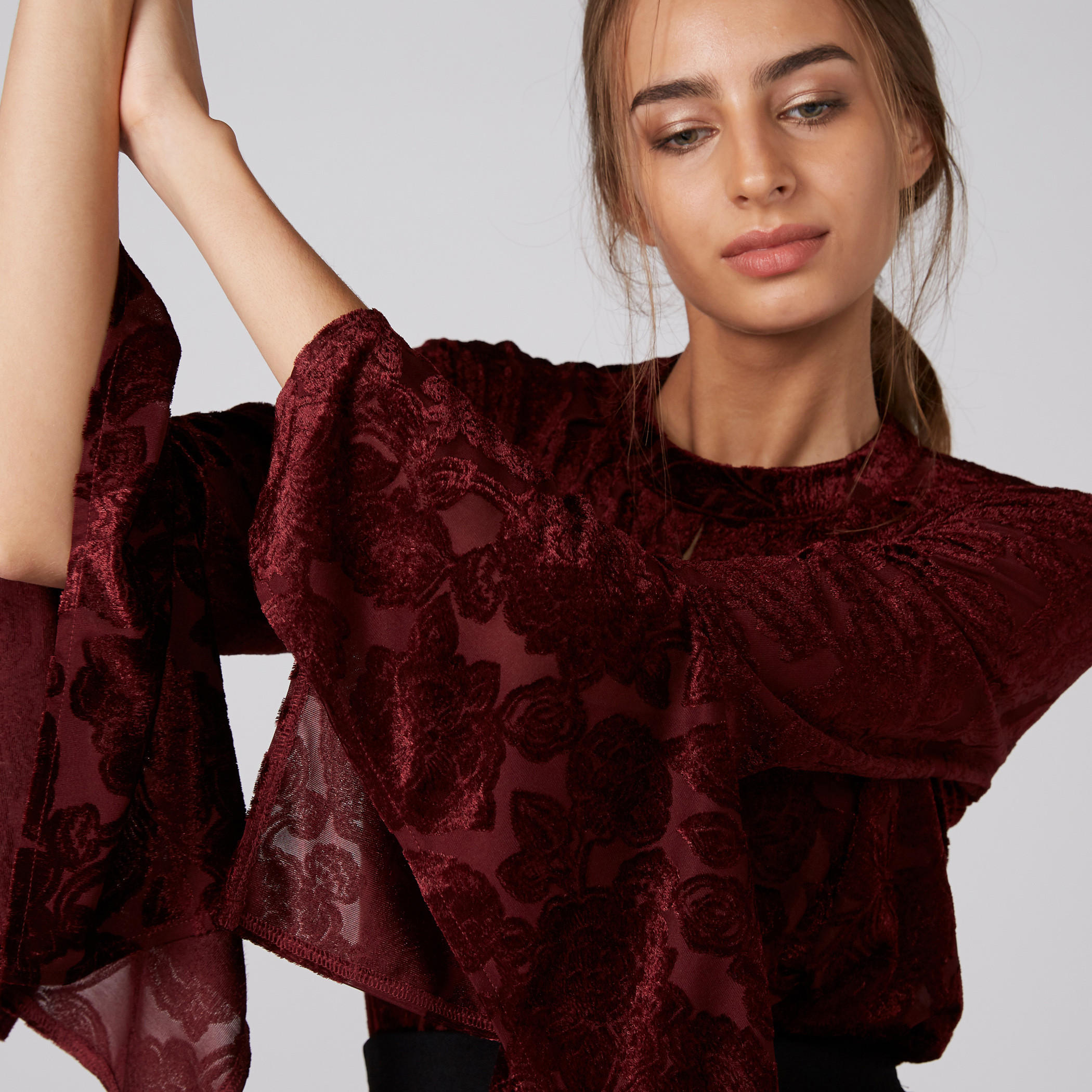 بلوزة بارزة الملمس بياقة مستديرة وأكمام واسعة-women-clothing-shirtsandblouses-blouses-image-4