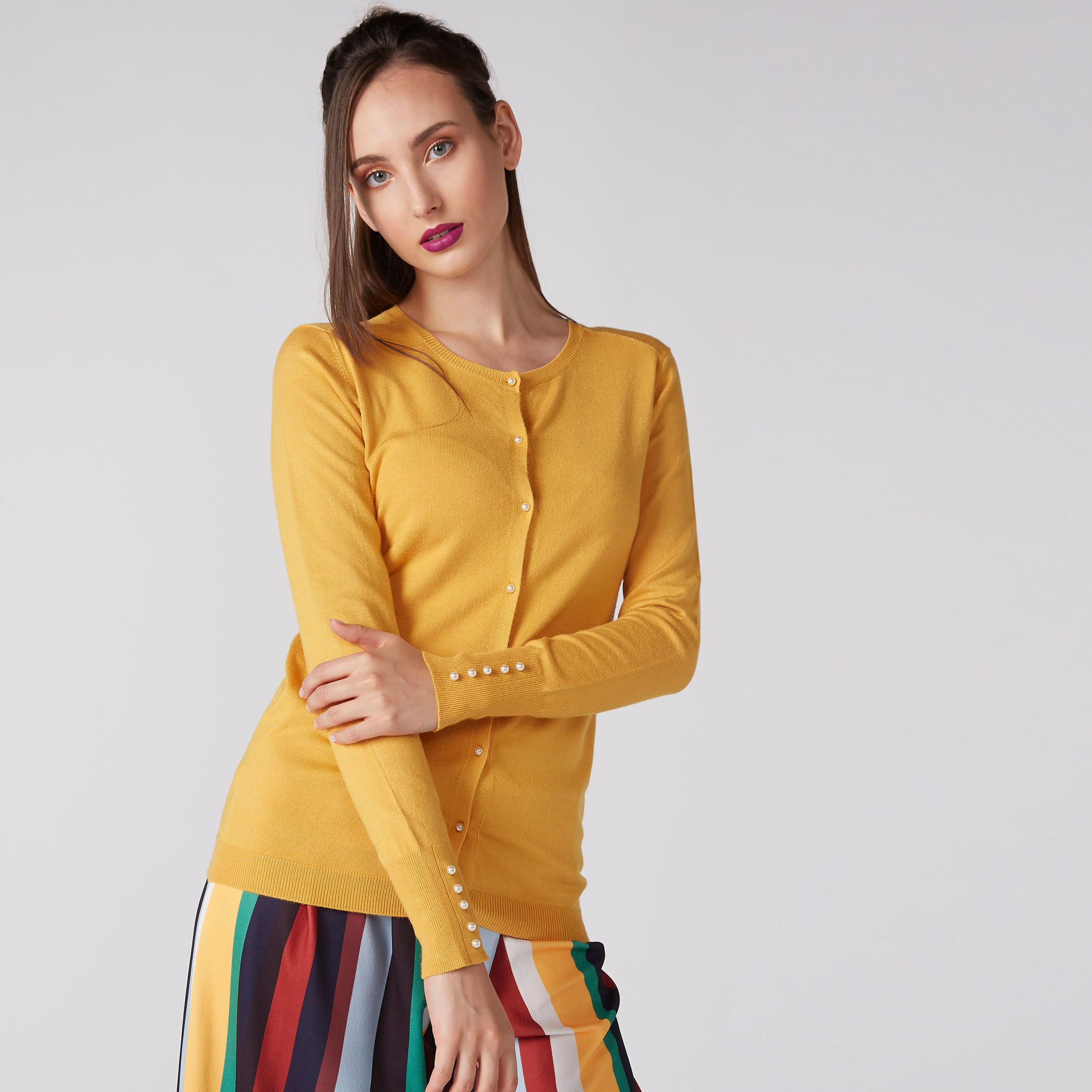 كارديجان مزيّن بياقة مستديرة وأكمام طويلة وأزرار-women-winterwear-cardigansandjumpers-cardigans-image-1