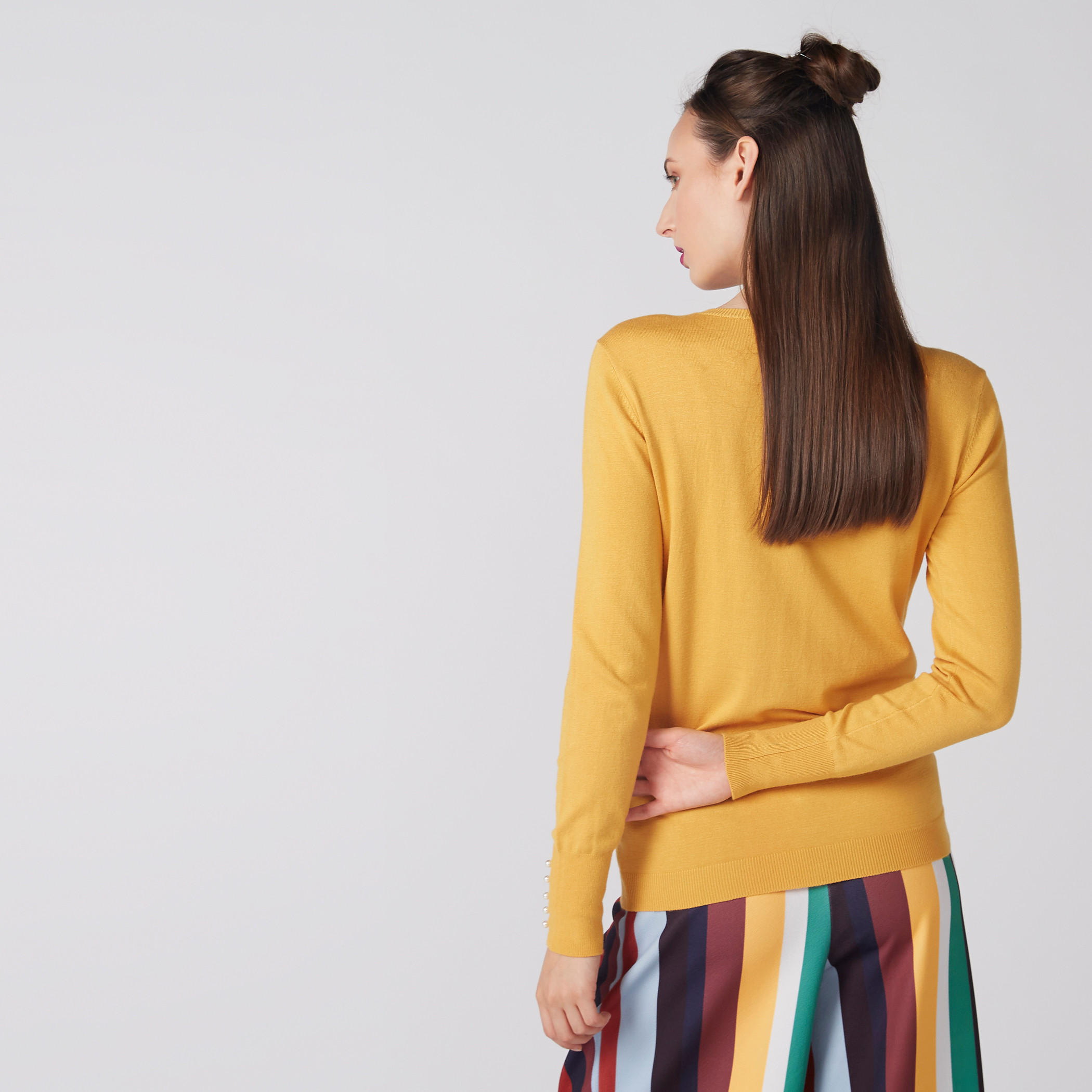 كارديجان مزيّن بياقة مستديرة وأكمام طويلة وأزرار-women-winterwear-cardigansandjumpers-cardigans-image-4