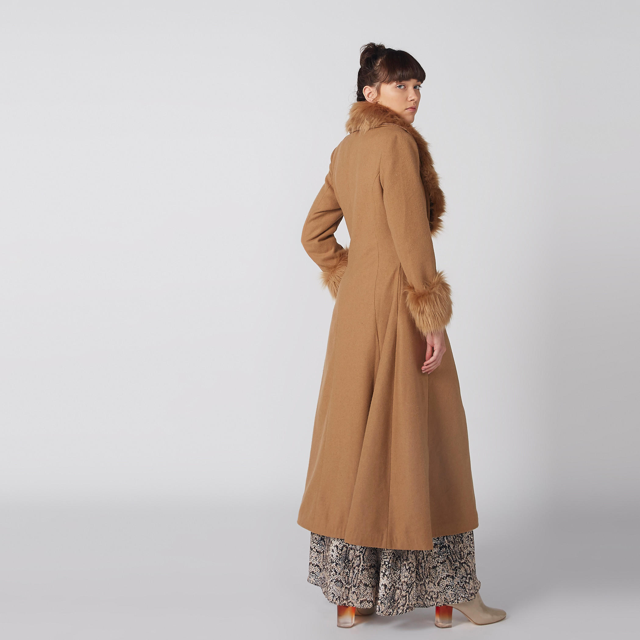 جاكيت طويل بأكمام طويلة وتفاصيل قطيفة-women-winterwear-coatsandjackets-jackets-image-4