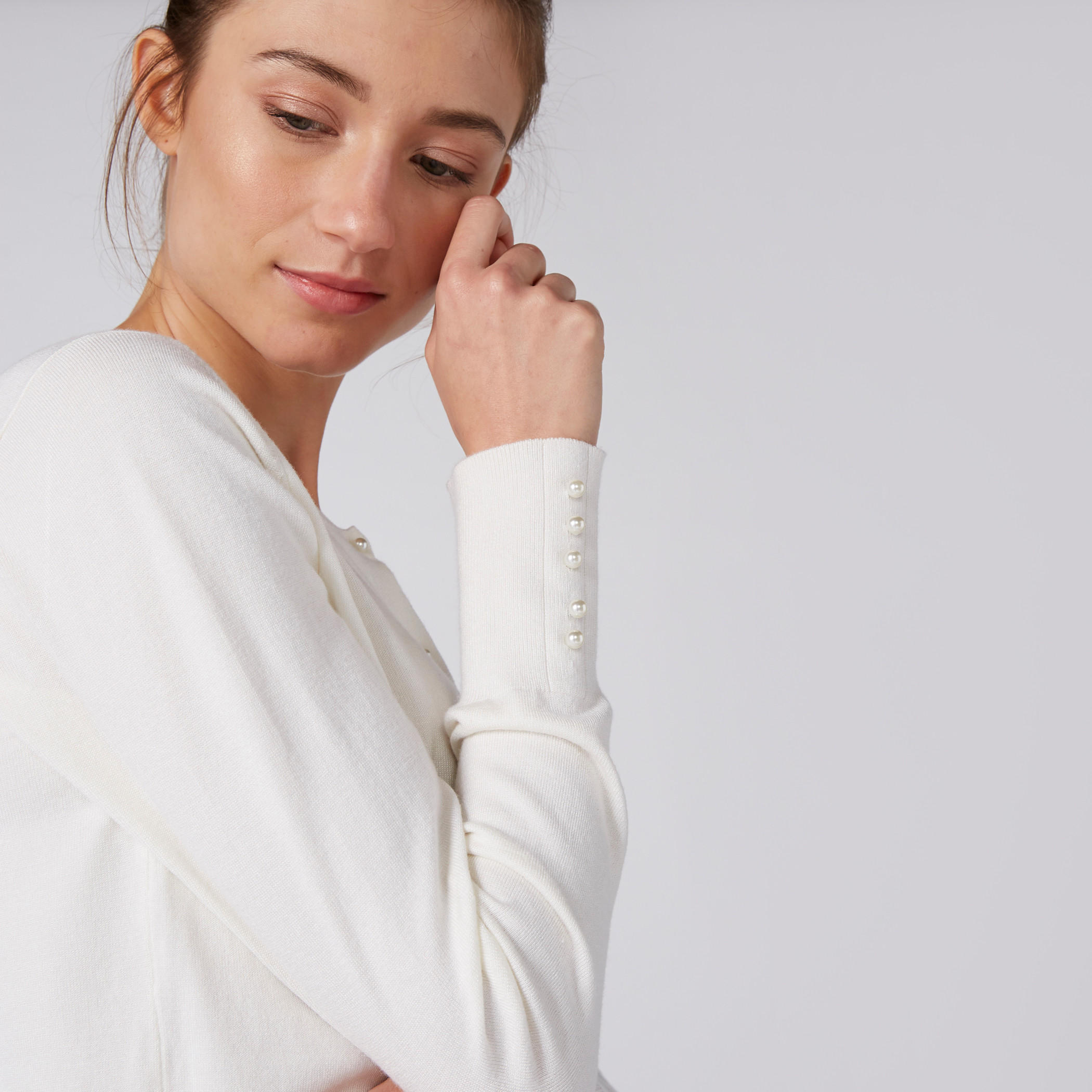 كنزة بأكمام طويلة وياقة مستديرة وتفاصيل لؤلؤ-women-clothing-cardigansandjumpers-jumpers-image-16