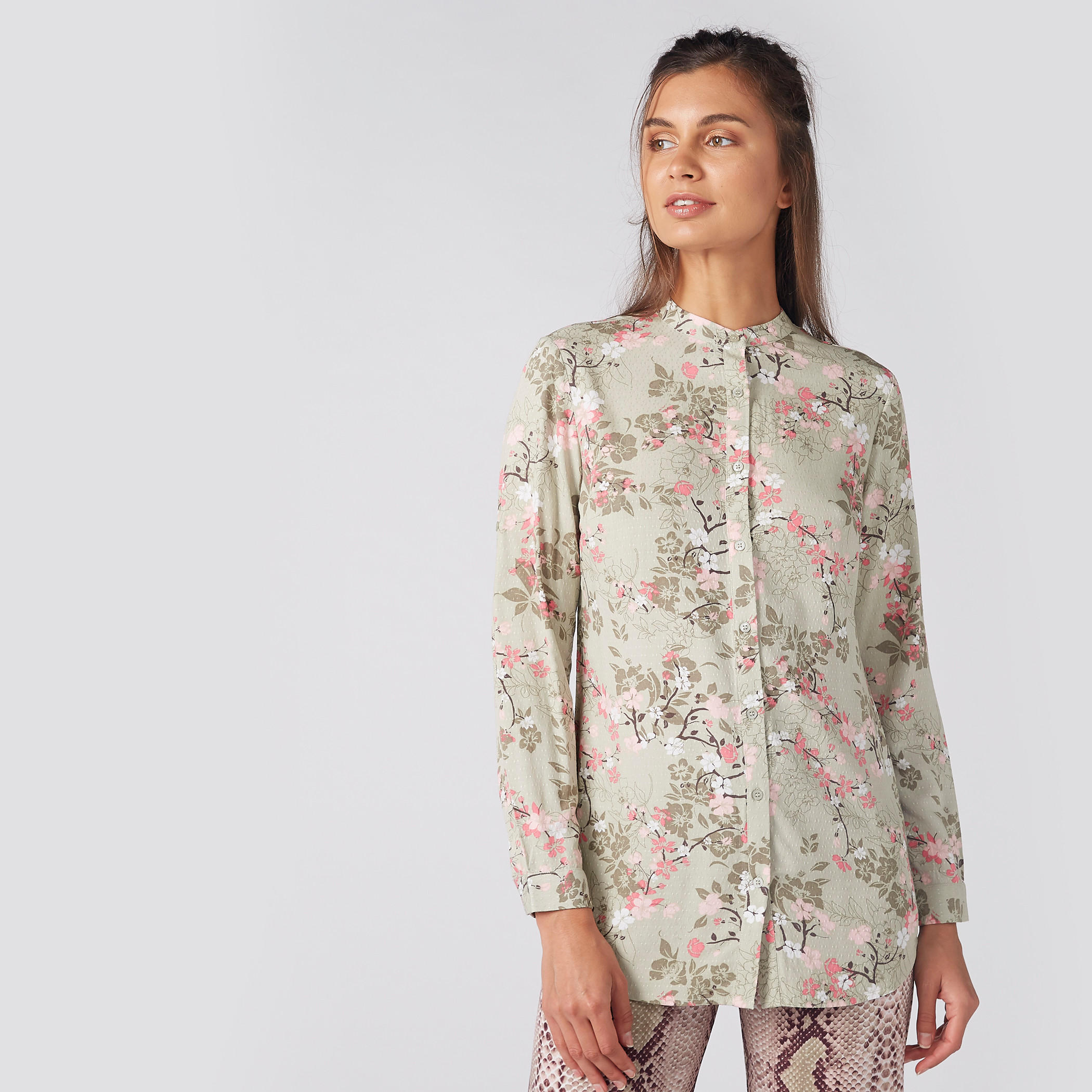 قميص بياقة ماندارين وأكمام طويلة وطبعات أزهار-women-clothing-shirtsandblouses-shirts-image-1