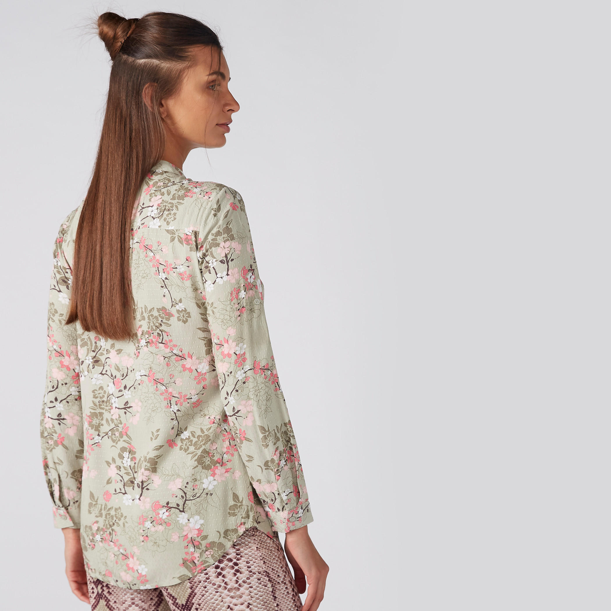 قميص بياقة ماندارين وأكمام طويلة وطبعات أزهار-women-clothing-shirtsandblouses-shirts-image-3