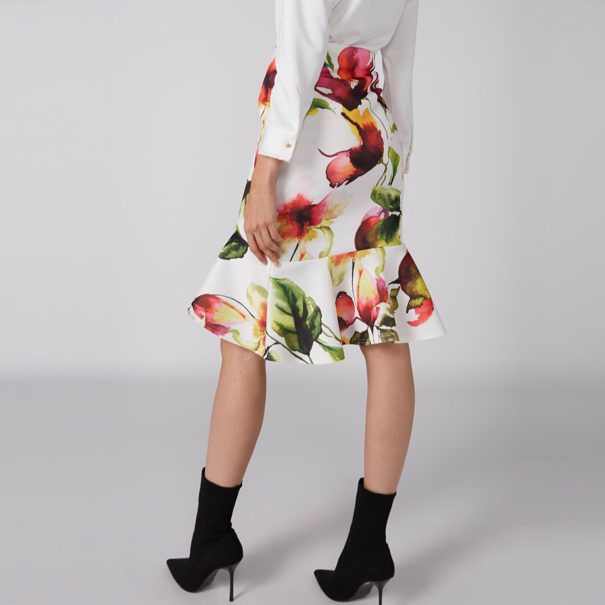تنورة متوسطة الطول بتفاصيل كشكش وطبعات أزهار-women-clothing-bottoms-skirts-image-2