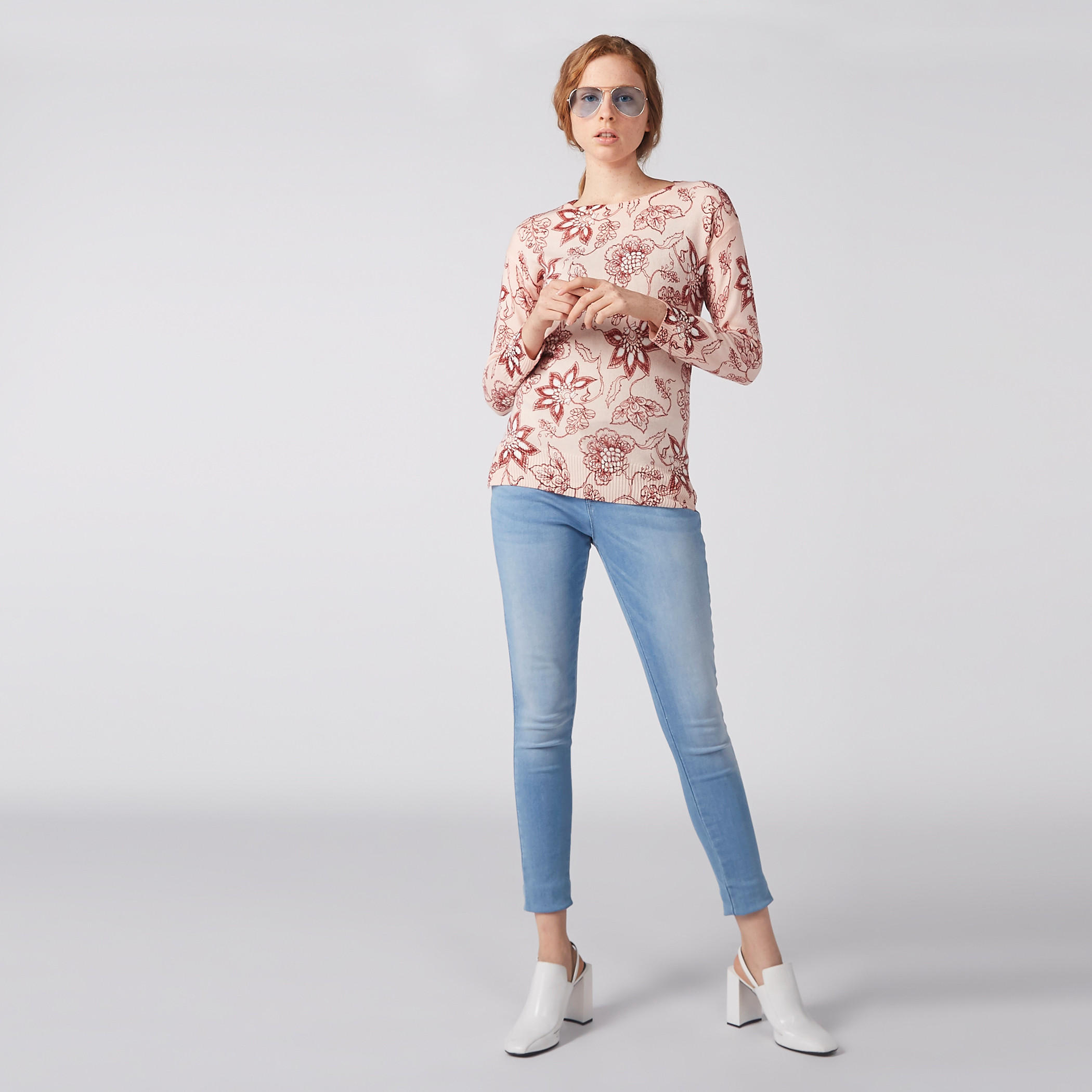 بلوزة بطبعات زهرية وياقة قارب-women-clothing-shirtsandblouses-blouses-image-2