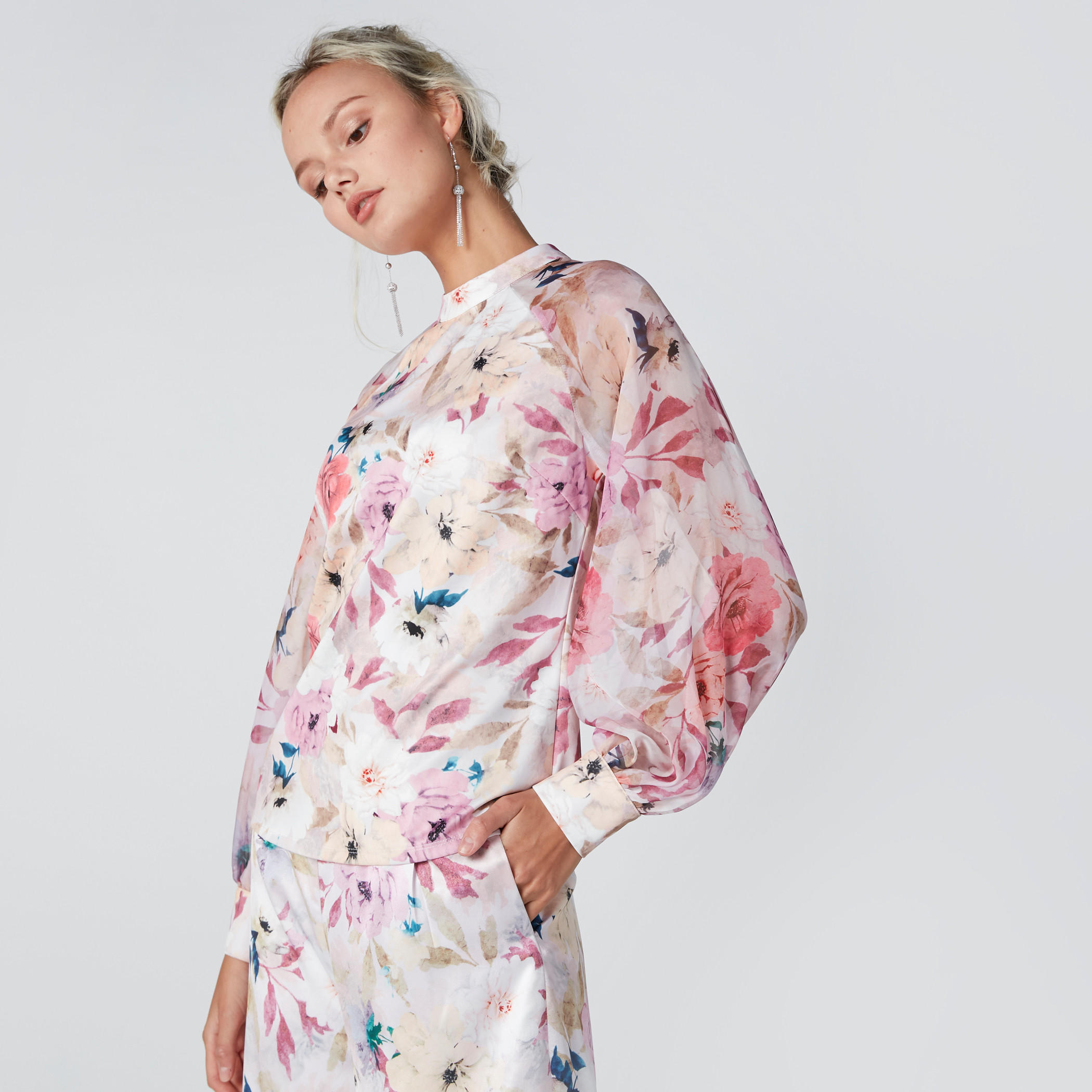 بلوزة بطبعات زهرية وياقة عالية وأكمام طويلة-women-clothing-shirtsandblouses-blouses-image-1