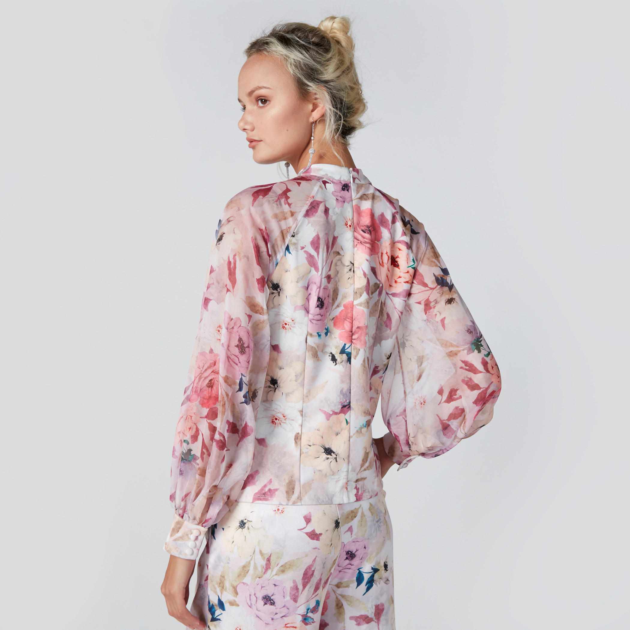 بلوزة بطبعات زهرية وياقة عالية وأكمام طويلة-women-clothing-shirtsandblouses-blouses-image-2