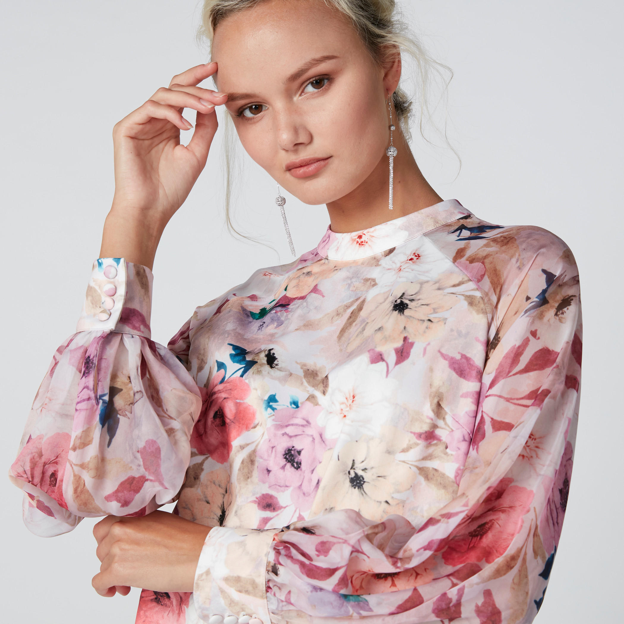 بلوزة بطبعات زهرية وياقة عالية وأكمام طويلة-women-clothing-shirtsandblouses-blouses-image-3
