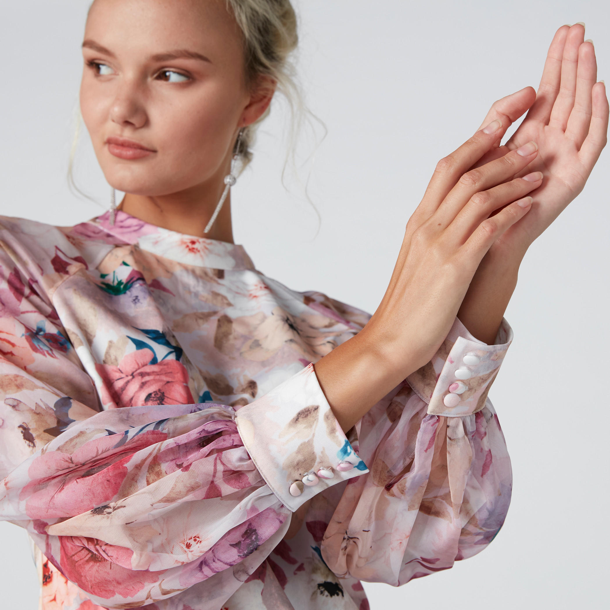 بلوزة بطبعات زهرية وياقة عالية وأكمام طويلة-women-clothing-shirtsandblouses-blouses-image-4