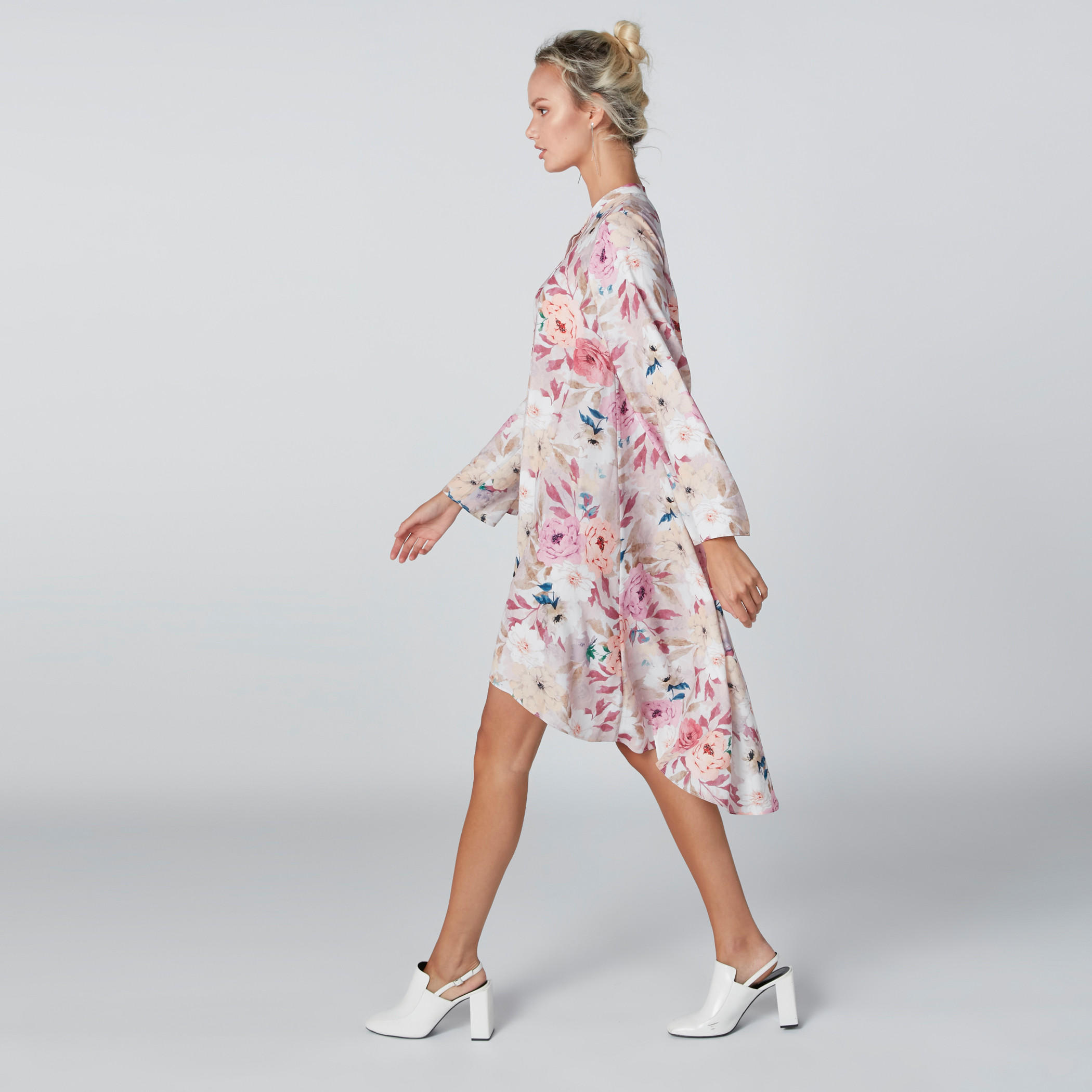 فستان شيفت بحواف غير مستوية وأزرار غير مرئية وطبعات زهرية-women-clothing-dresses-image-1