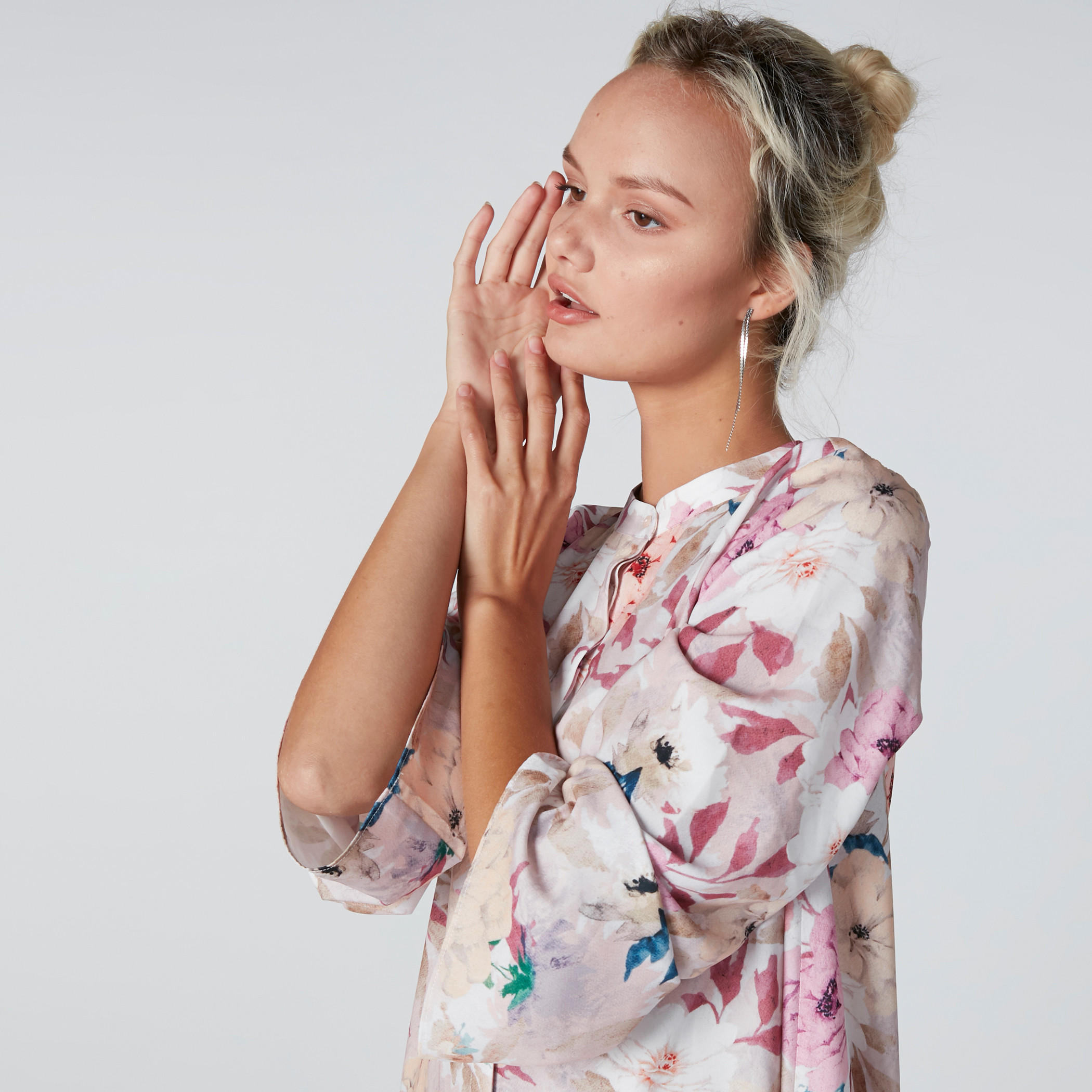 فستان شيفت بحواف غير مستوية وأزرار غير مرئية وطبعات زهرية-women-clothing-dresses-image-4