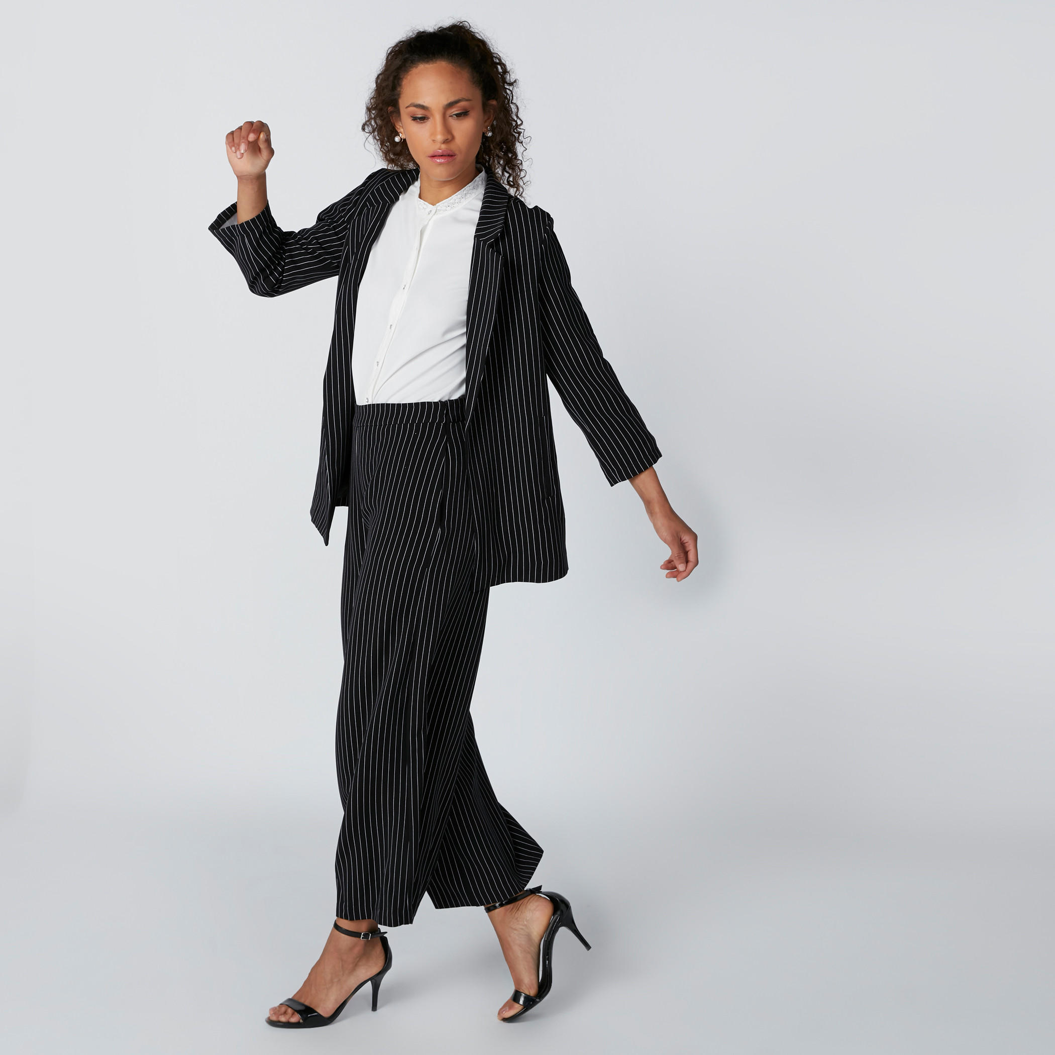 بليزر رسمي مقلّم بأكمام 3/4 وجيوب-women-clothing-coatsandjackets-blazers-image-1