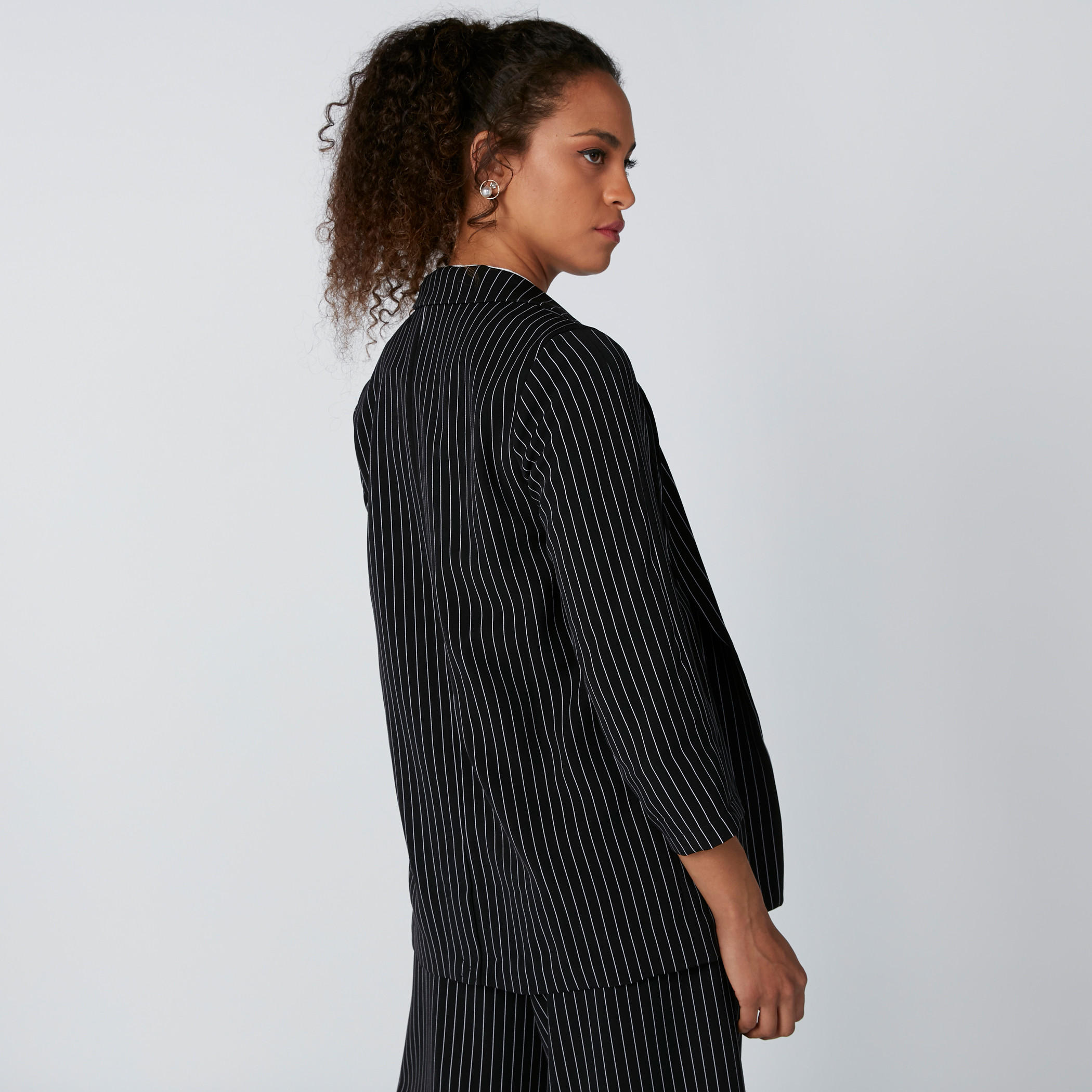 بليزر رسمي مقلّم بأكمام 3/4 وجيوب-women-clothing-coatsandjackets-blazers-image-2